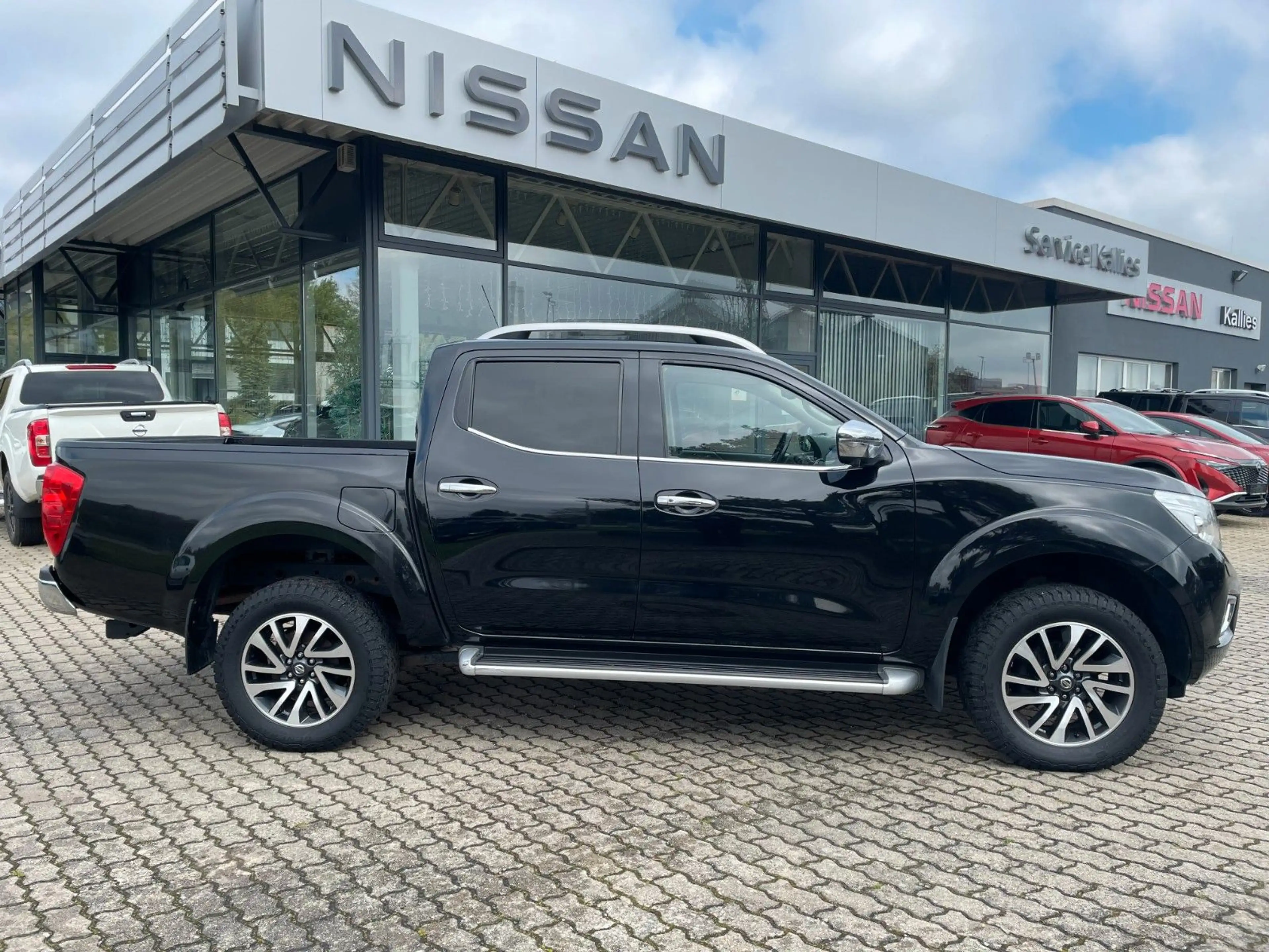 Nissan Navara NP300 Tekna Double Cab 4x4 — photo 7