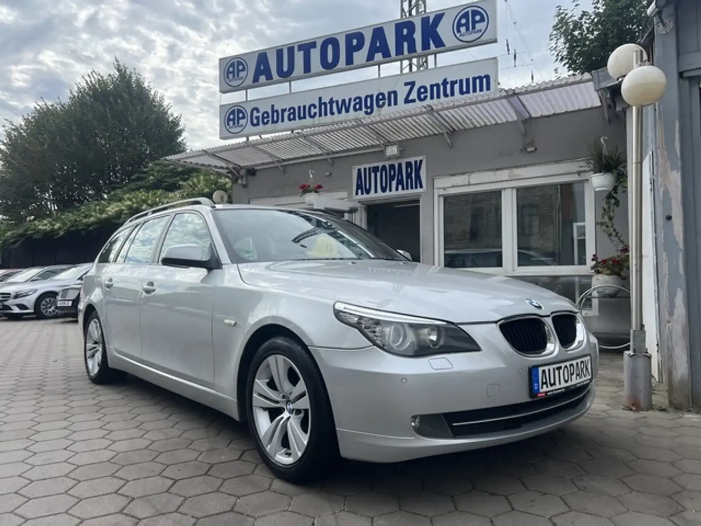 BMW 520 520d Touring*Tiptronic*Navi*Leder*Xenon*PDC*Alu Silber - 1