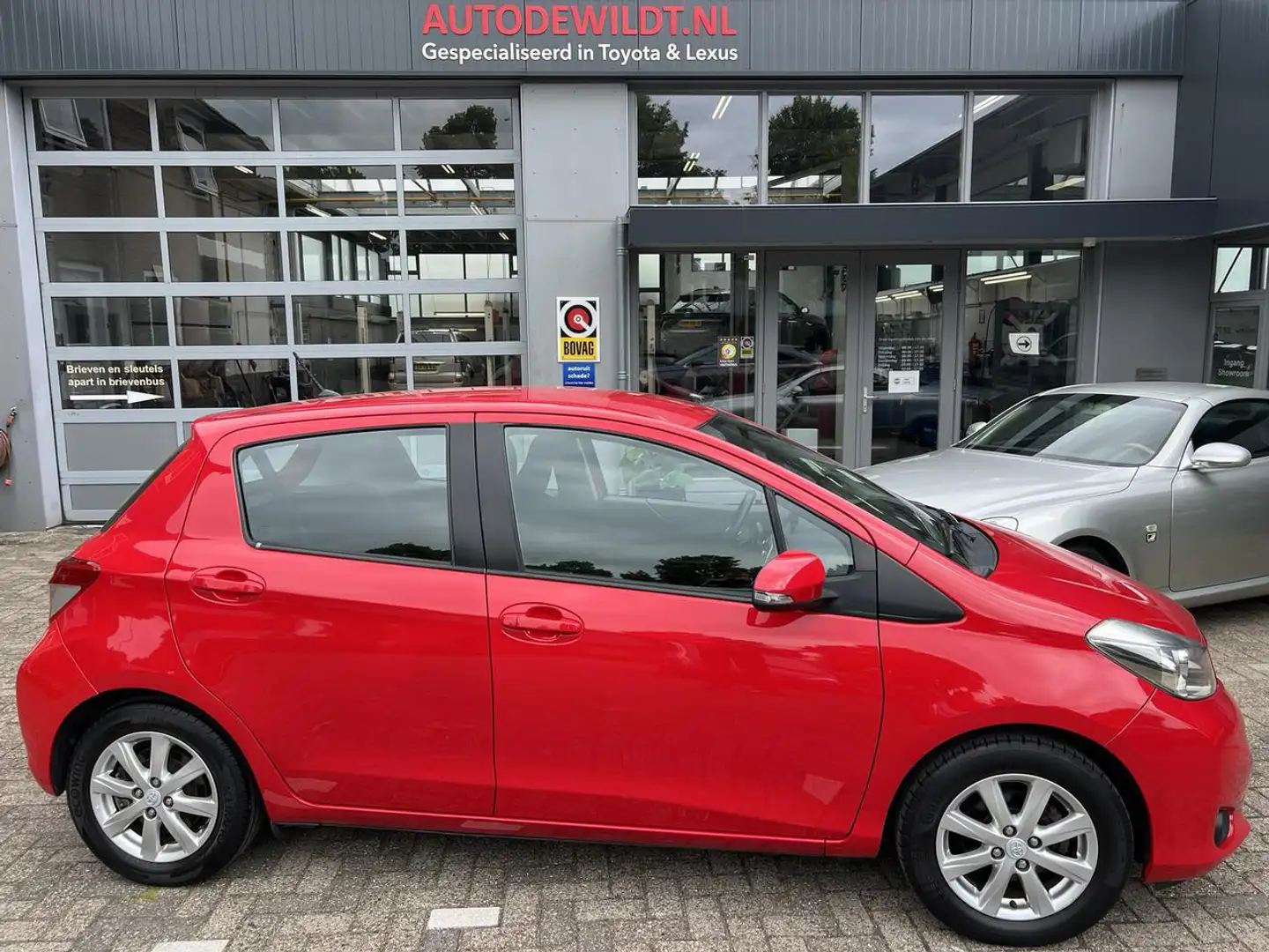 Toyota Yaris 1.3 16v VVT-i Aspiration 5-drs A/T + BOVAG Rood - 1