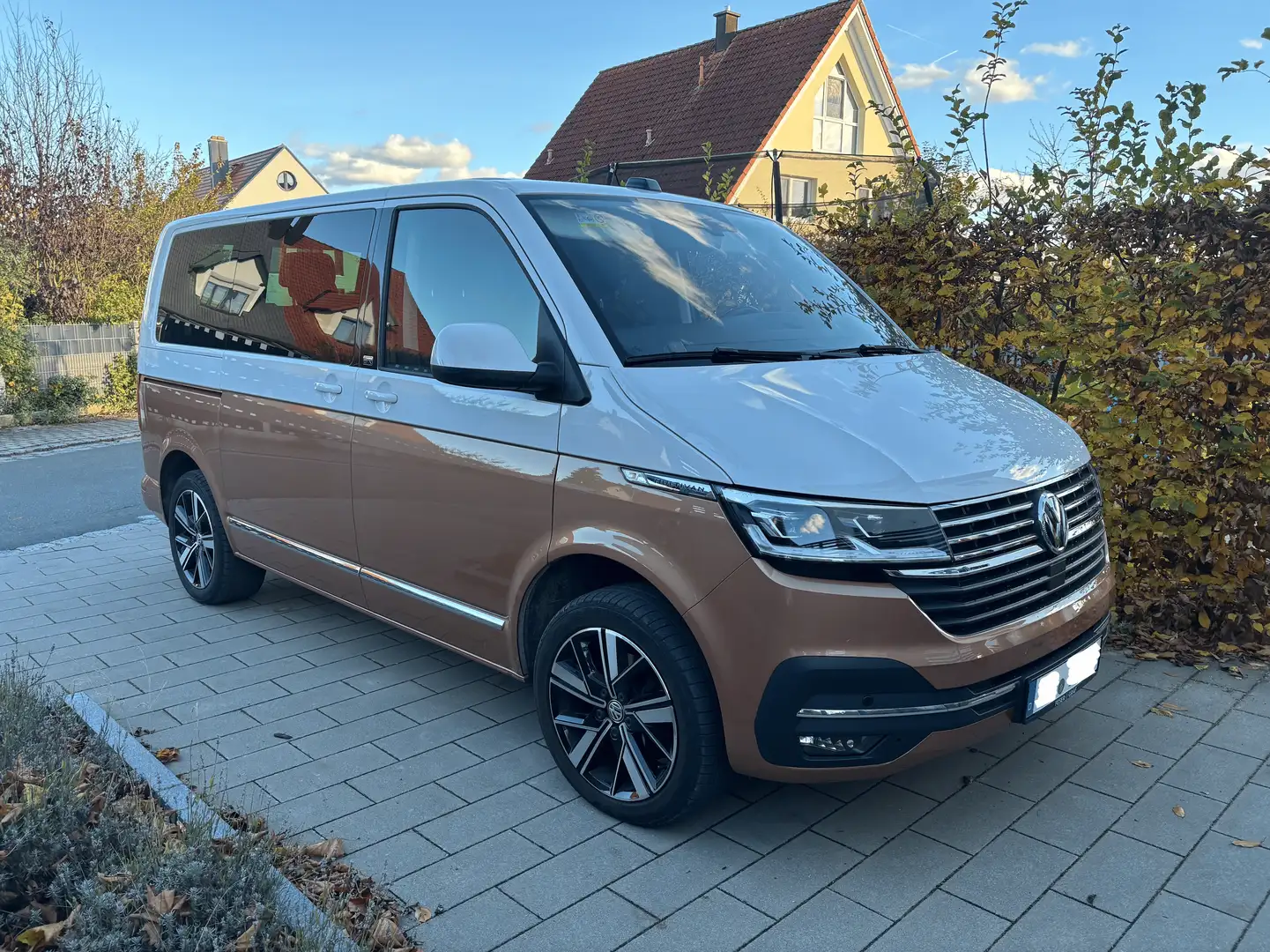 Volkswagen T6.1 Multivan Generation SIX | unfallfrei | Top-Zustand | 2-farbig | ACC | AHK | Klima | LED | Navi | Sitzheizung | 8-fach bereift Bronze - 1