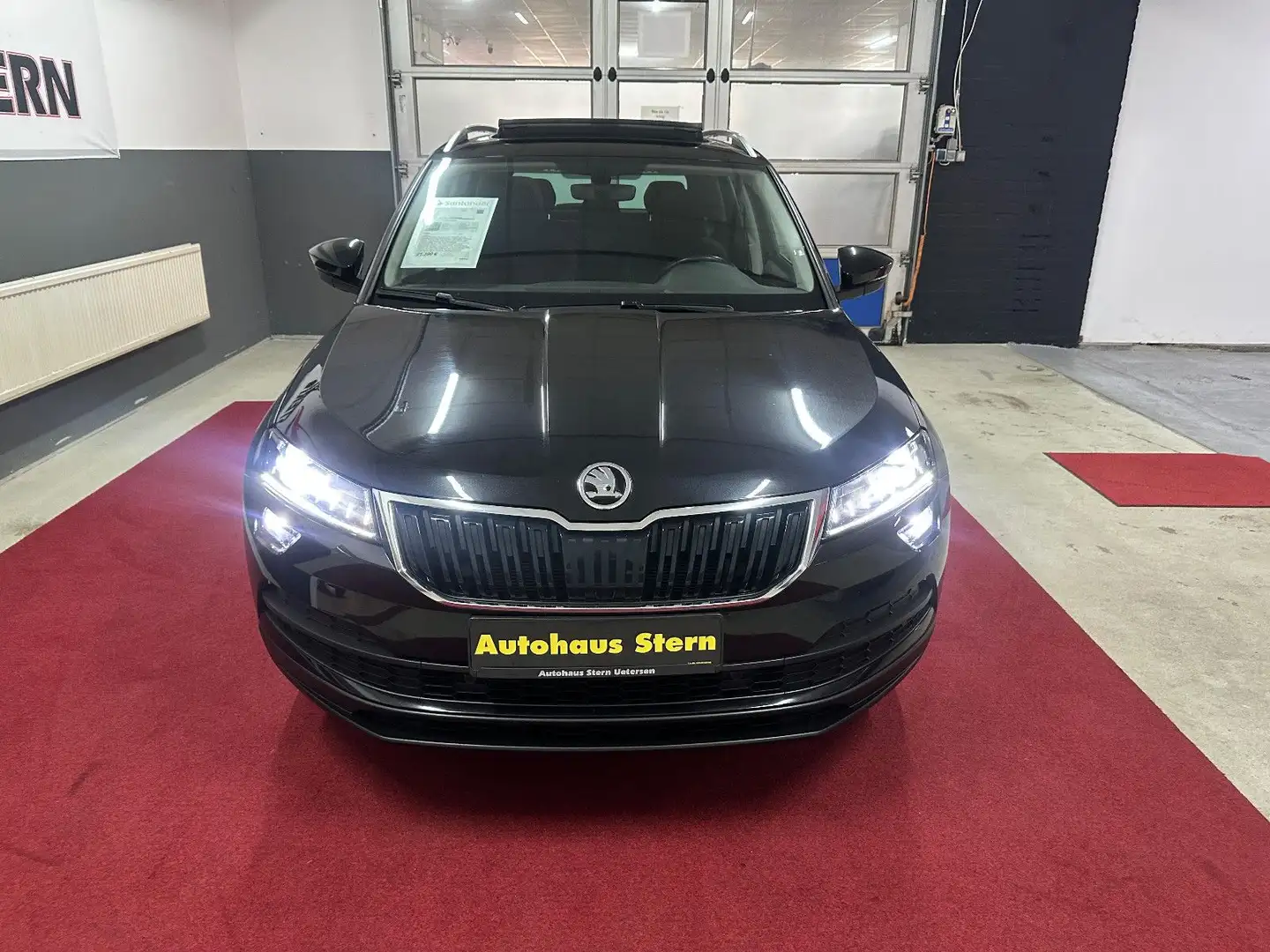 Skoda Karoq Ambition PANORAMA/LED/KAMERA/AHK/Bleutooth Schwarz - 2