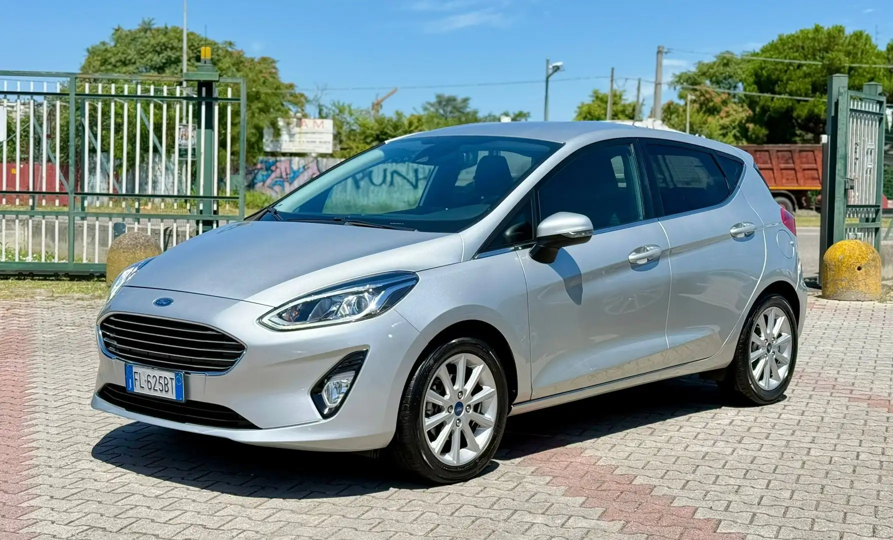 Ford Fiesta 5p 1.5 tdci Titanium 85cv Grijs - 1