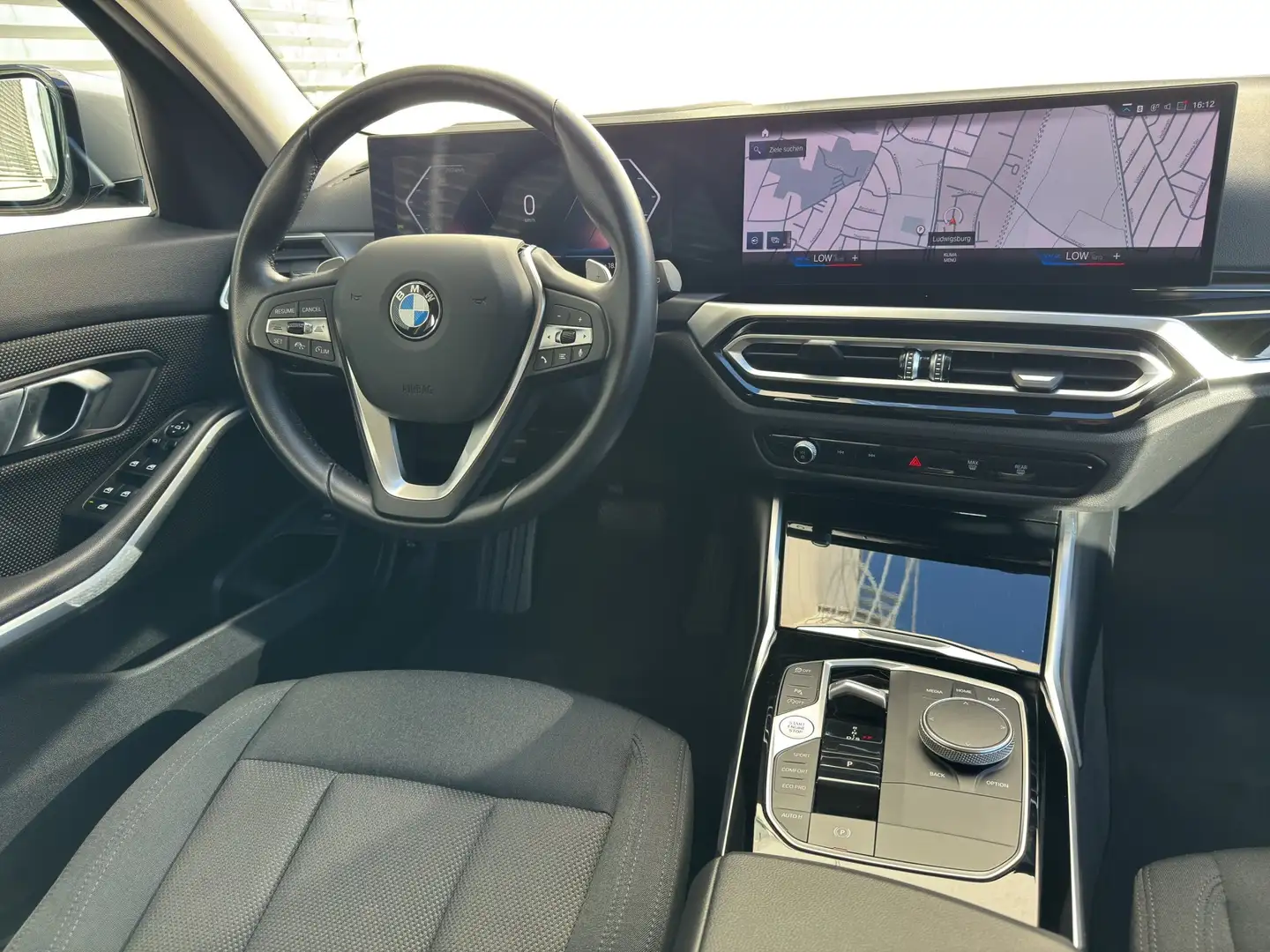 BMW 320 i Touring LED Navi AHK Pano PDC v/h Gris - 2