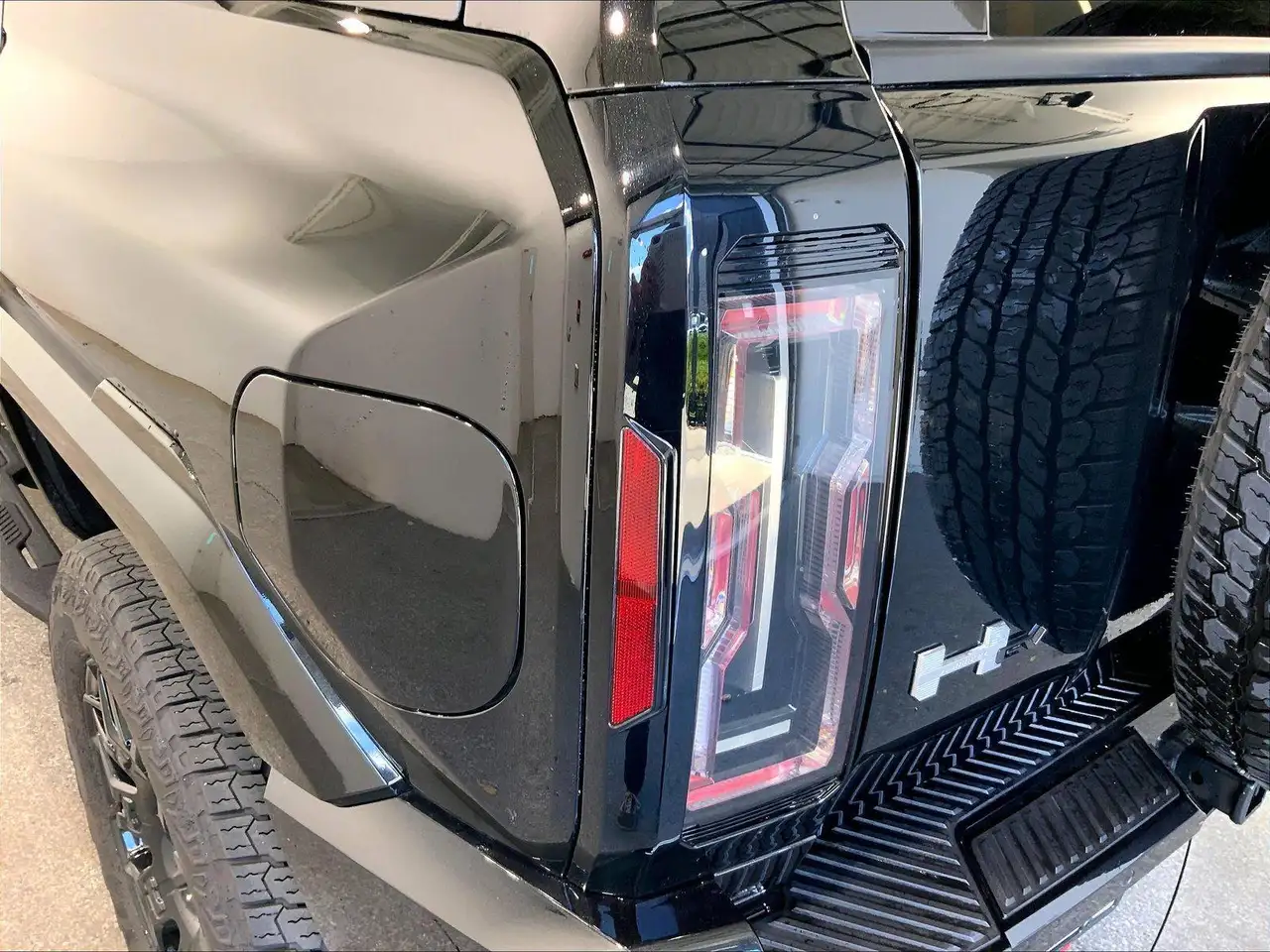 GMC HUMMER EV SUV снимка GMC HUMMER EV SUV