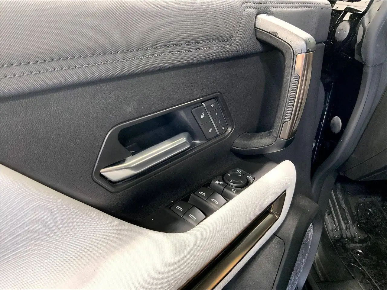 GMC HUMMER EV SUV снимка GMC HUMMER EV SUV