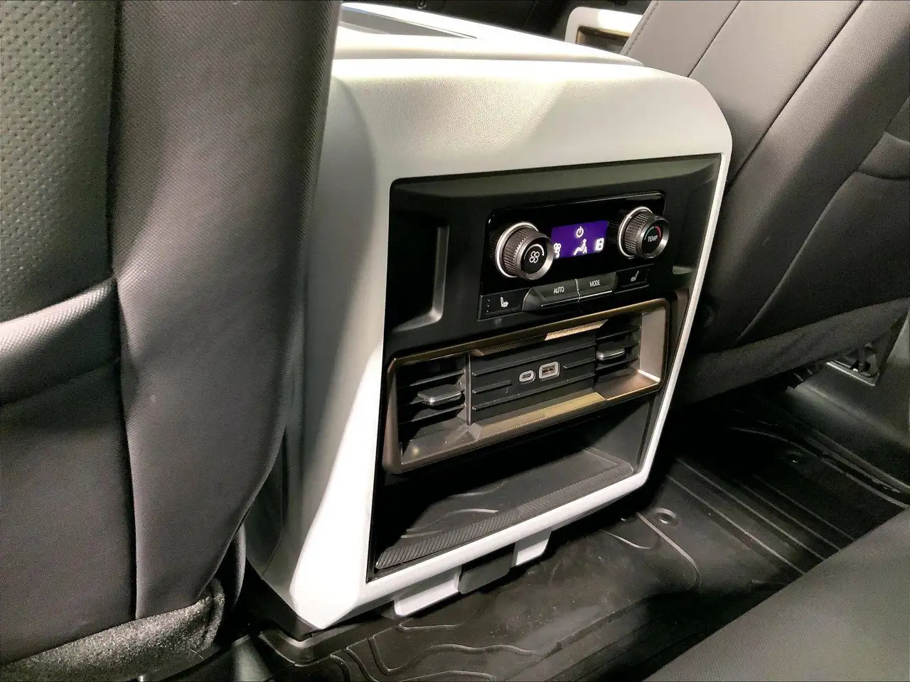 GMC HUMMER EV SUV снимка GMC HUMMER EV SUV
