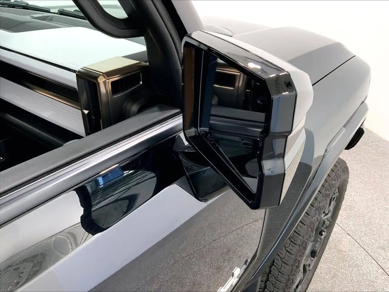 GMC HUMMER EV SUV снимка GMC HUMMER EV SUV