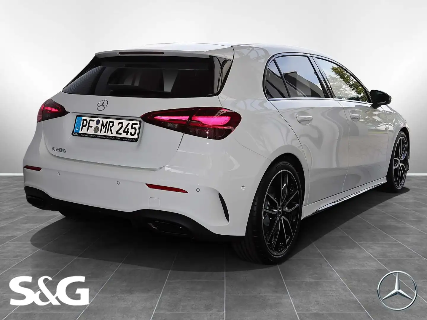 Mercedes-Benz A 200 AMG MBUX+RüKam+M-LED+Pano+AHK+Distronic Weiß - 2