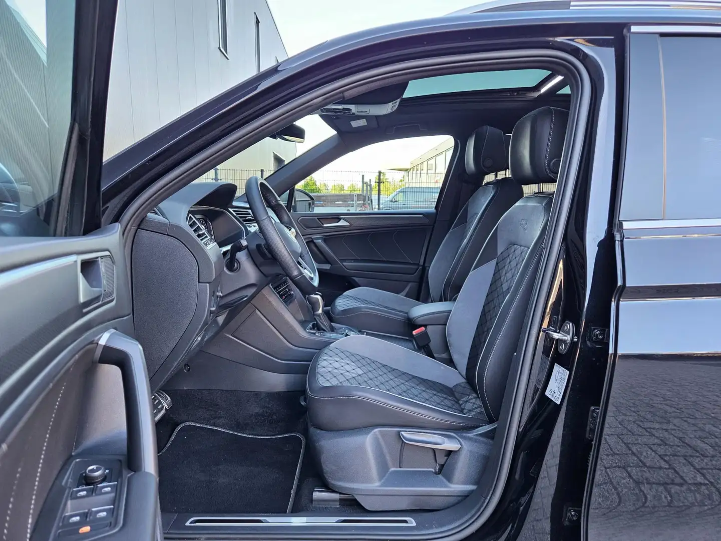 Volkswagen Tiguan Allspace 2.0TSI 4Motion 3x R line 7 persoons Panodak 360cam Zwart - 2