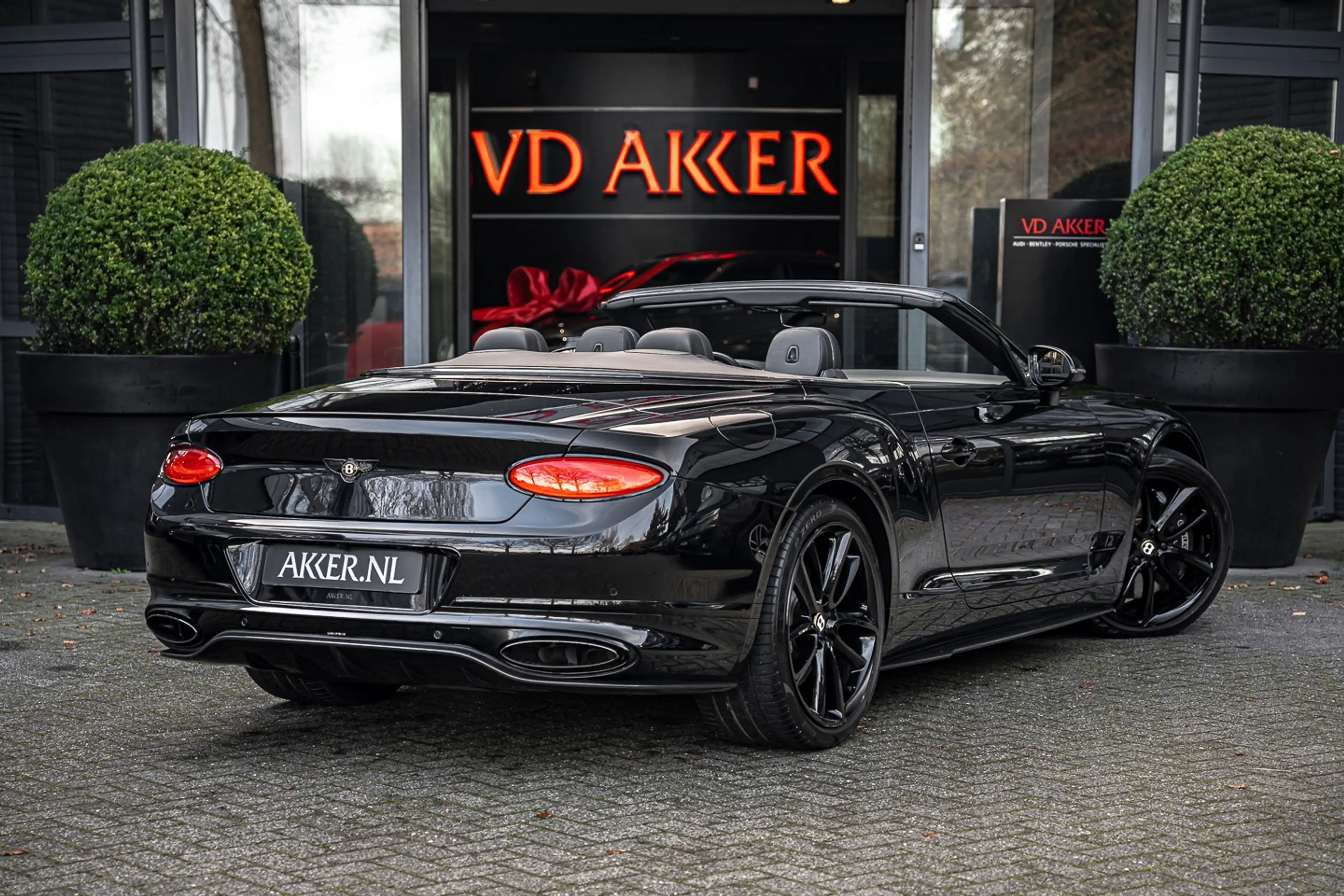 Bentley Continental GTC 6.0-W12 Mulliner | Centenary | Blackline | Massage — photo 2