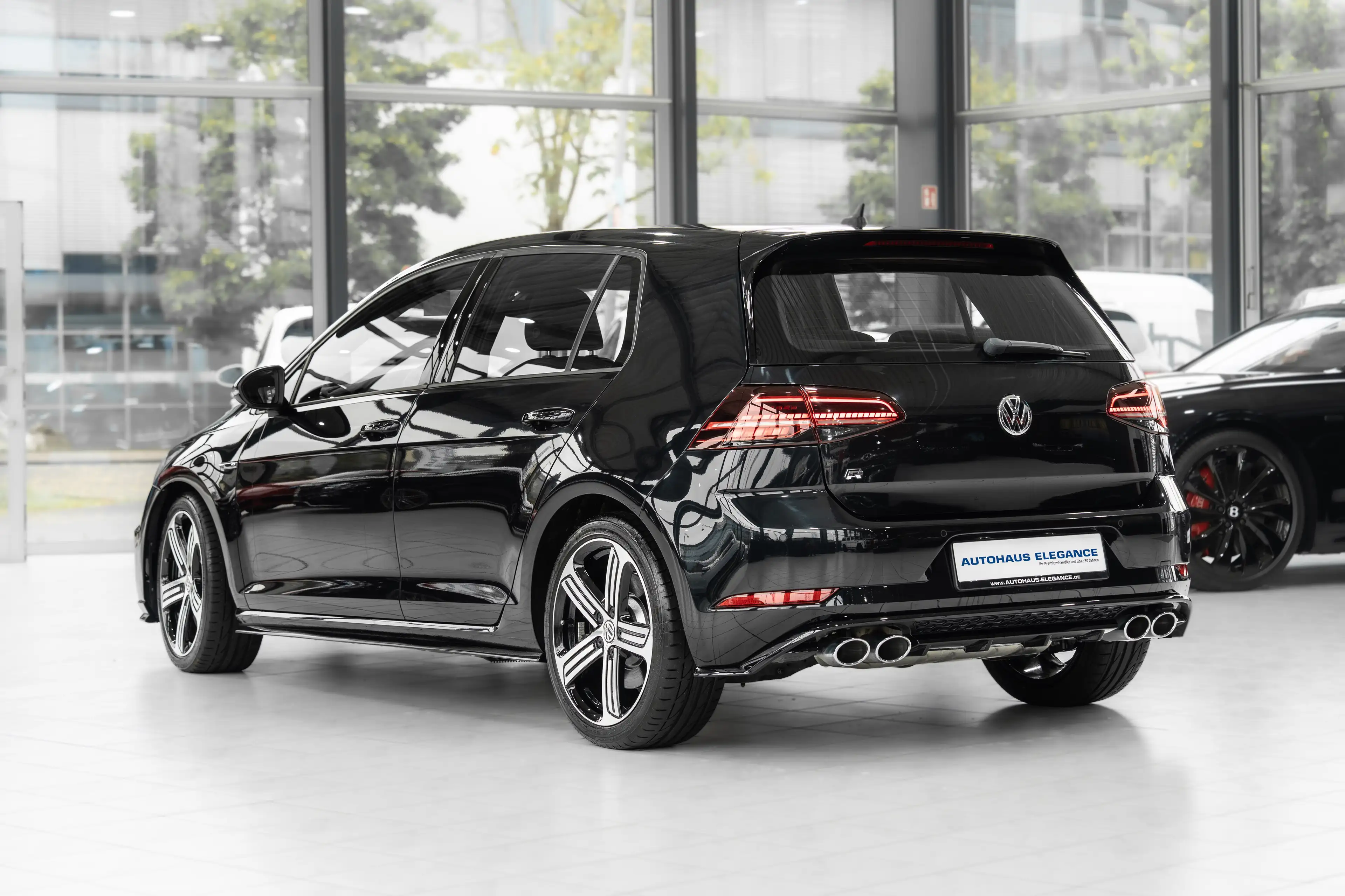 Volkswagen Golf R 4Motion*NAVI*LED*18"LM*1.HAND* — photo 3