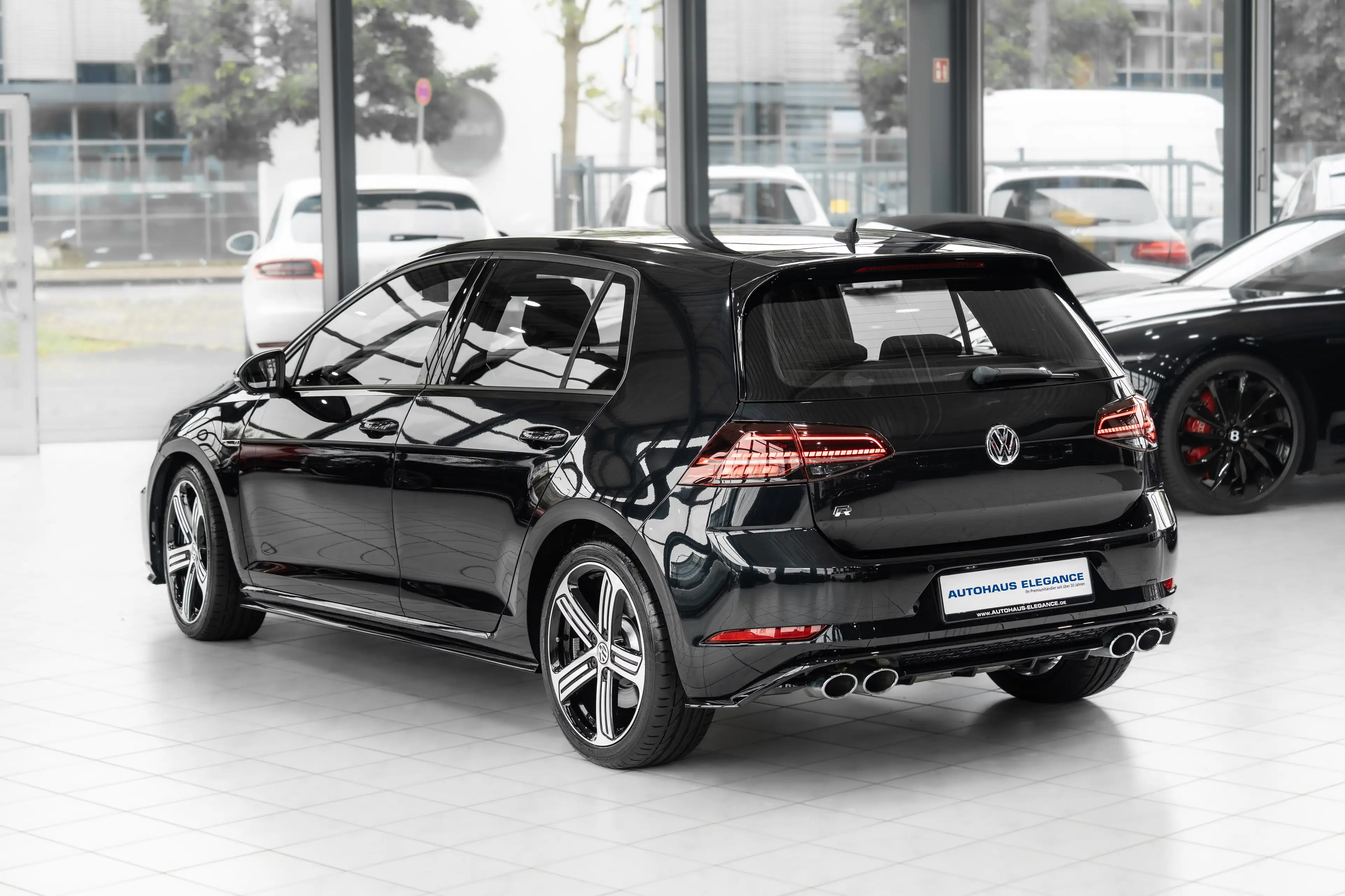 Volkswagen Golf R 4Motion*NAVI*LED*18"LM*1.HAND* — photo 9