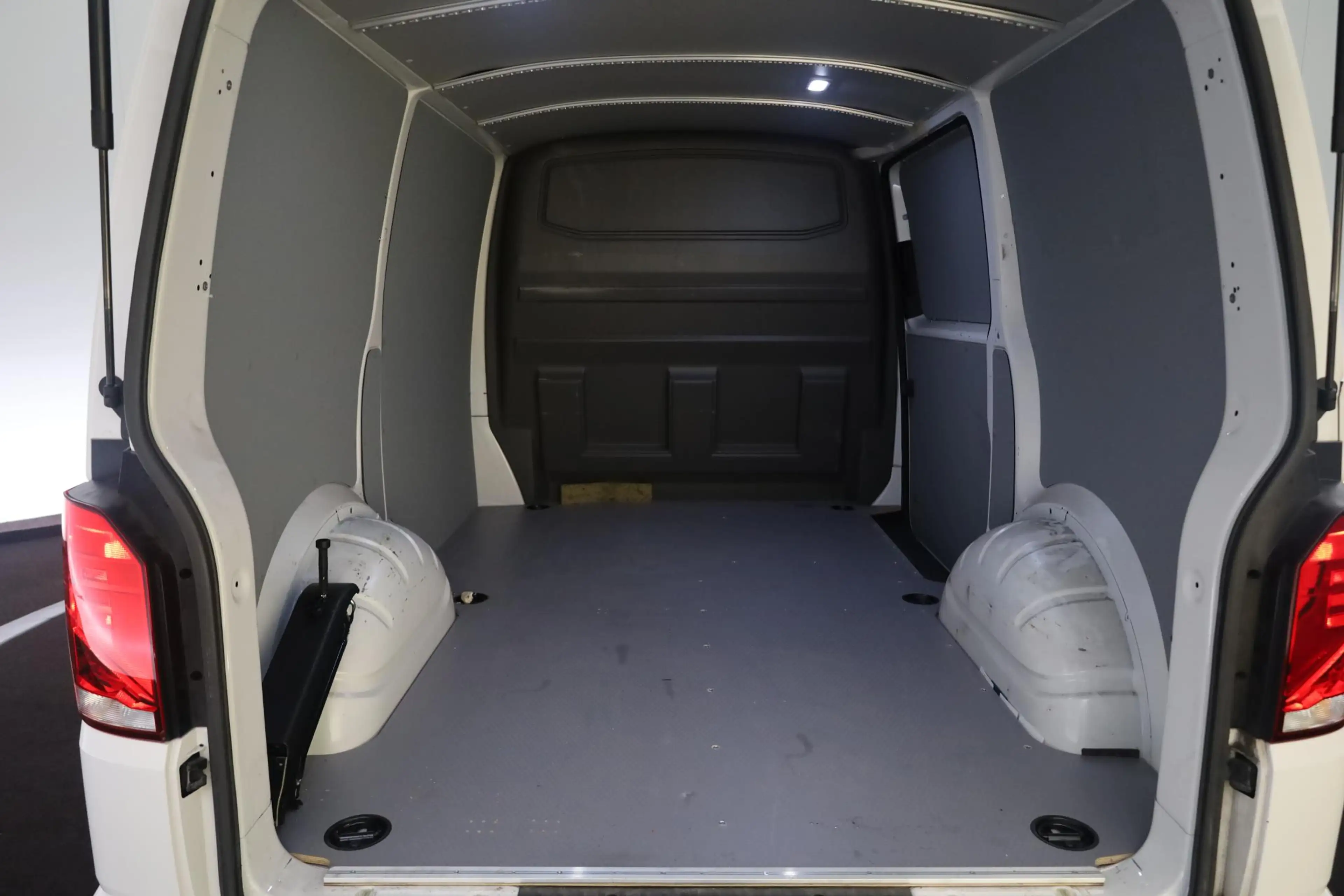 Volkswagen T6.1 Transporter 2.0 TDI DSG 110kW L1H1 -Ex BTW- — photo 11