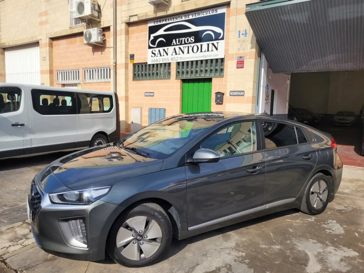 Hyundai IONIQ HEV 1.6 GDI Klass Gris - 1