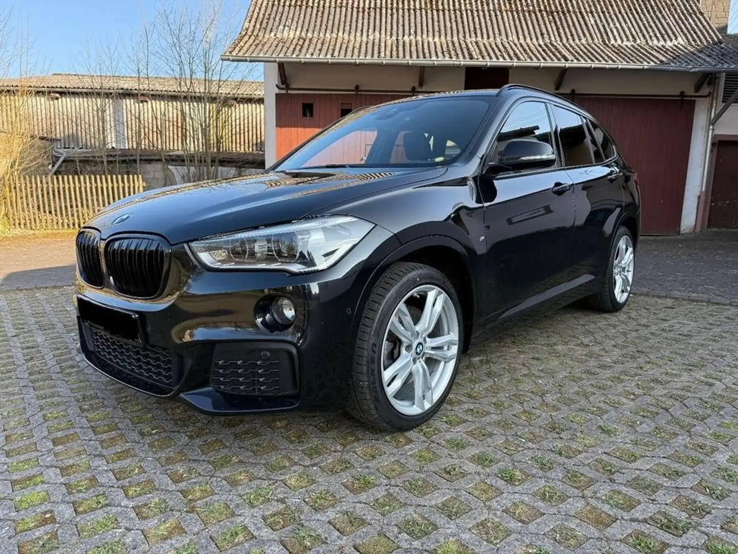 BMW X1 2.0d xDrive M Sport Paket Navi Plus Panorama Hud Schwarz - 1