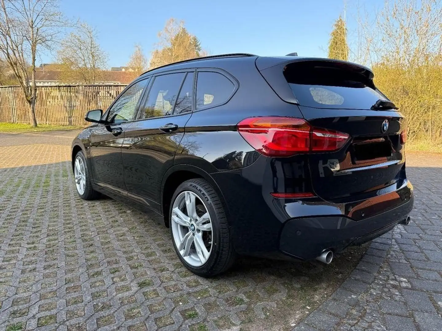 BMW X1 2.0d xDrive M Sport Paket Navi Plus Panorama Hud Schwarz - 2