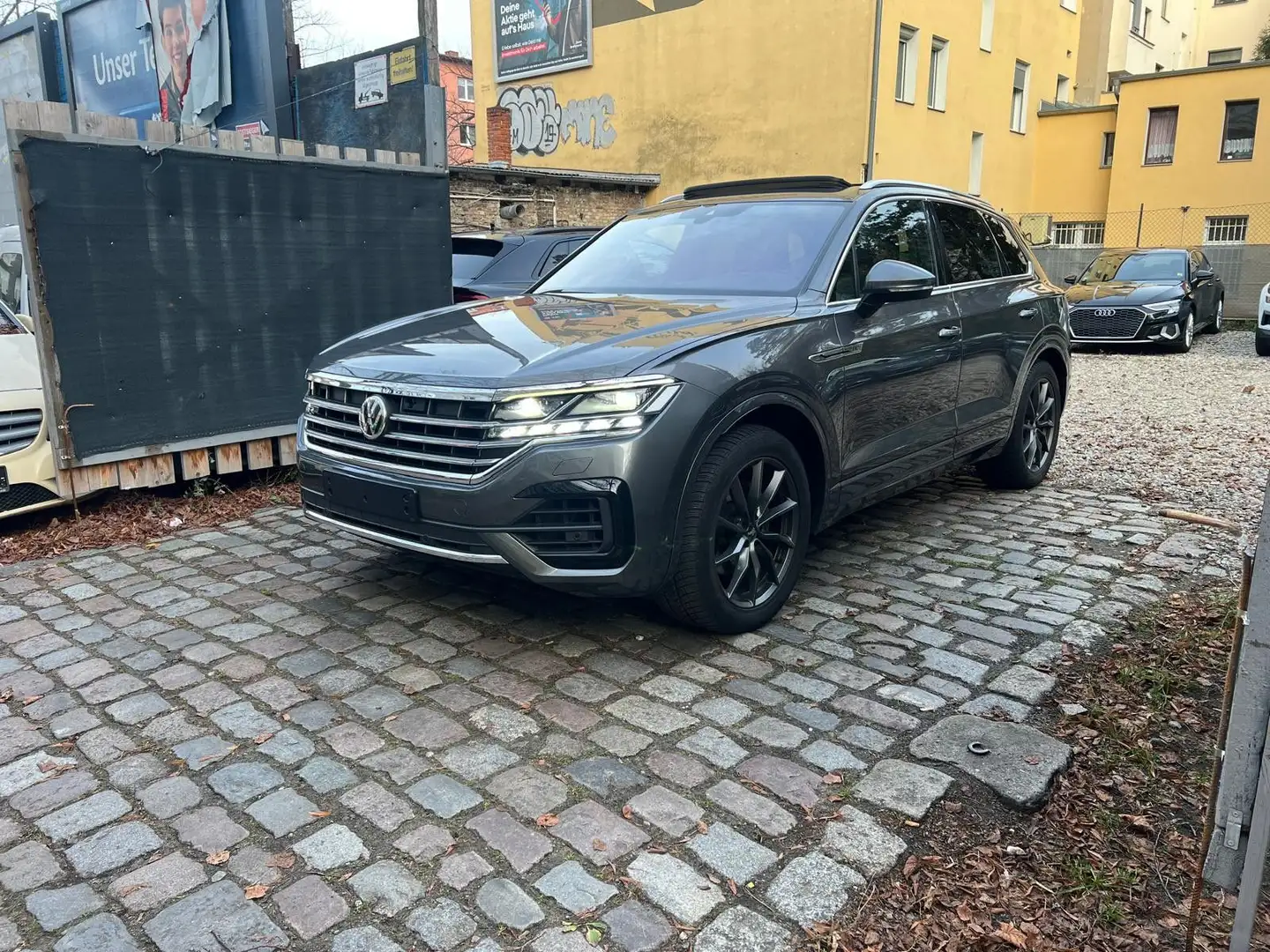 Volkswagen Touareg 3.0TDI R-Line 4Motion Aut. Leder,Pano. Grijs - 2