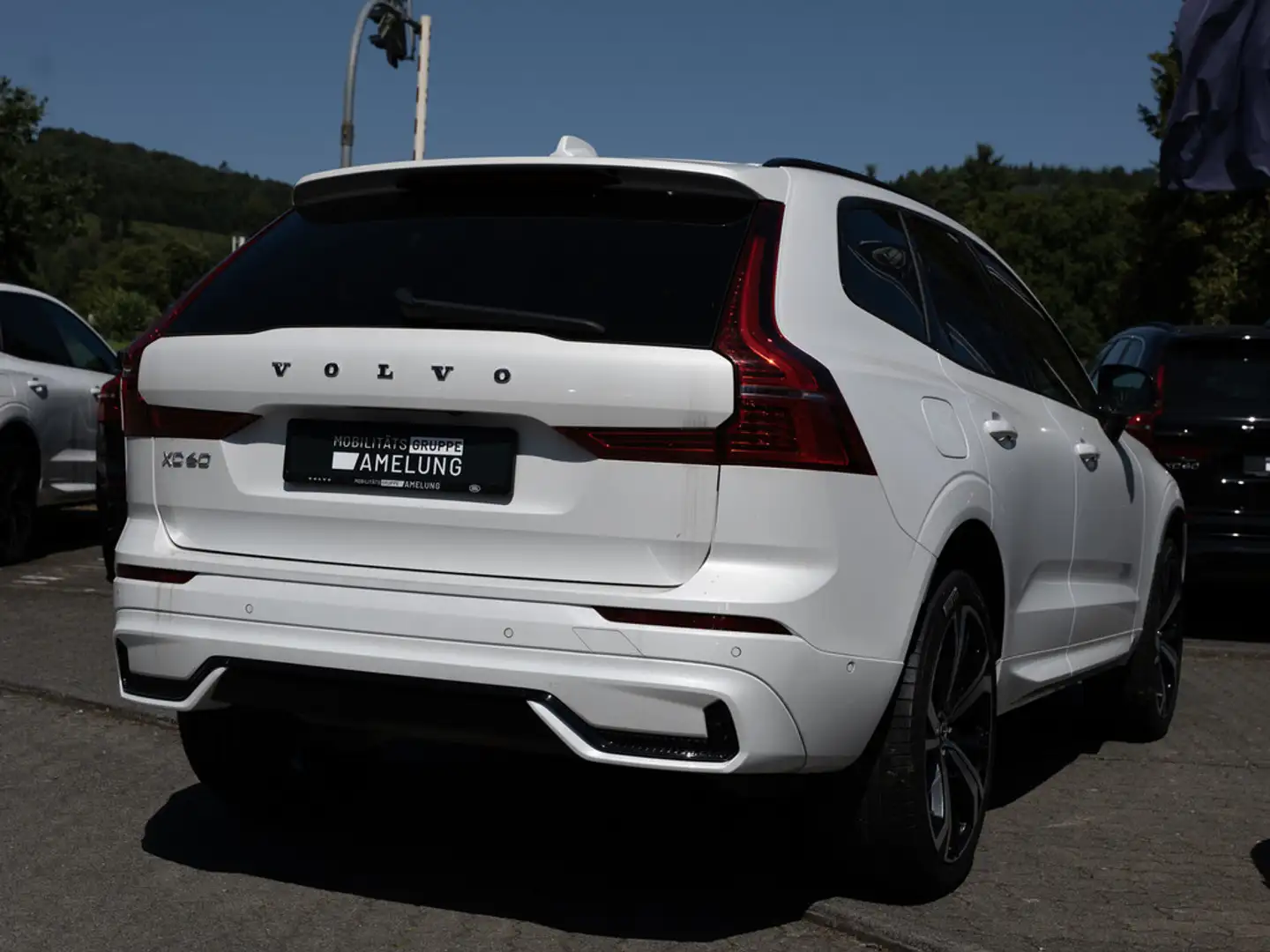 Volvo XC60 T8 AWD R Design FACEL. LED AHK 360° PANO Blanc - 2