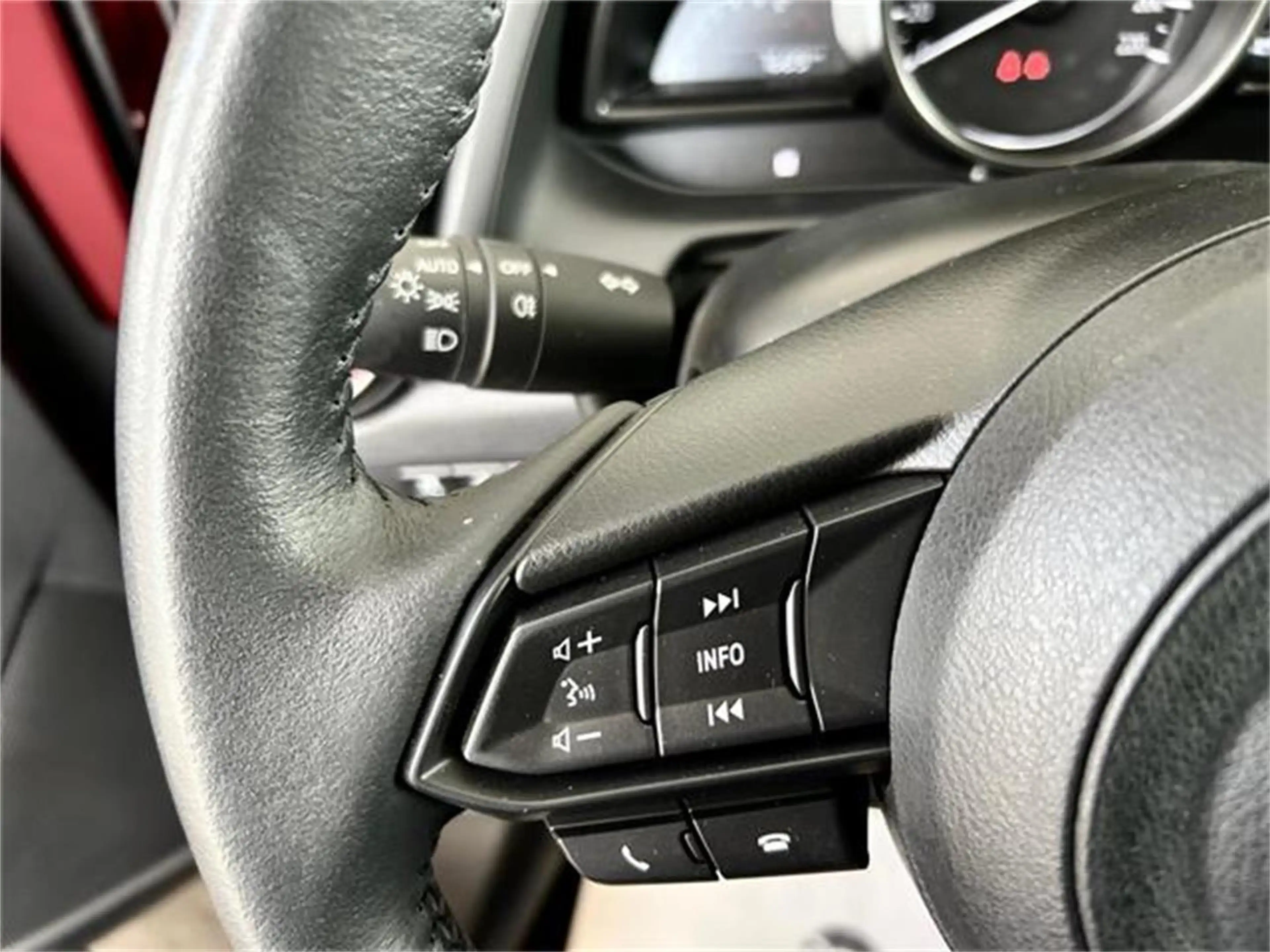 Mazda 2 e-Skyactiv G90 Homura mit Navigation & Carplay — photo 10