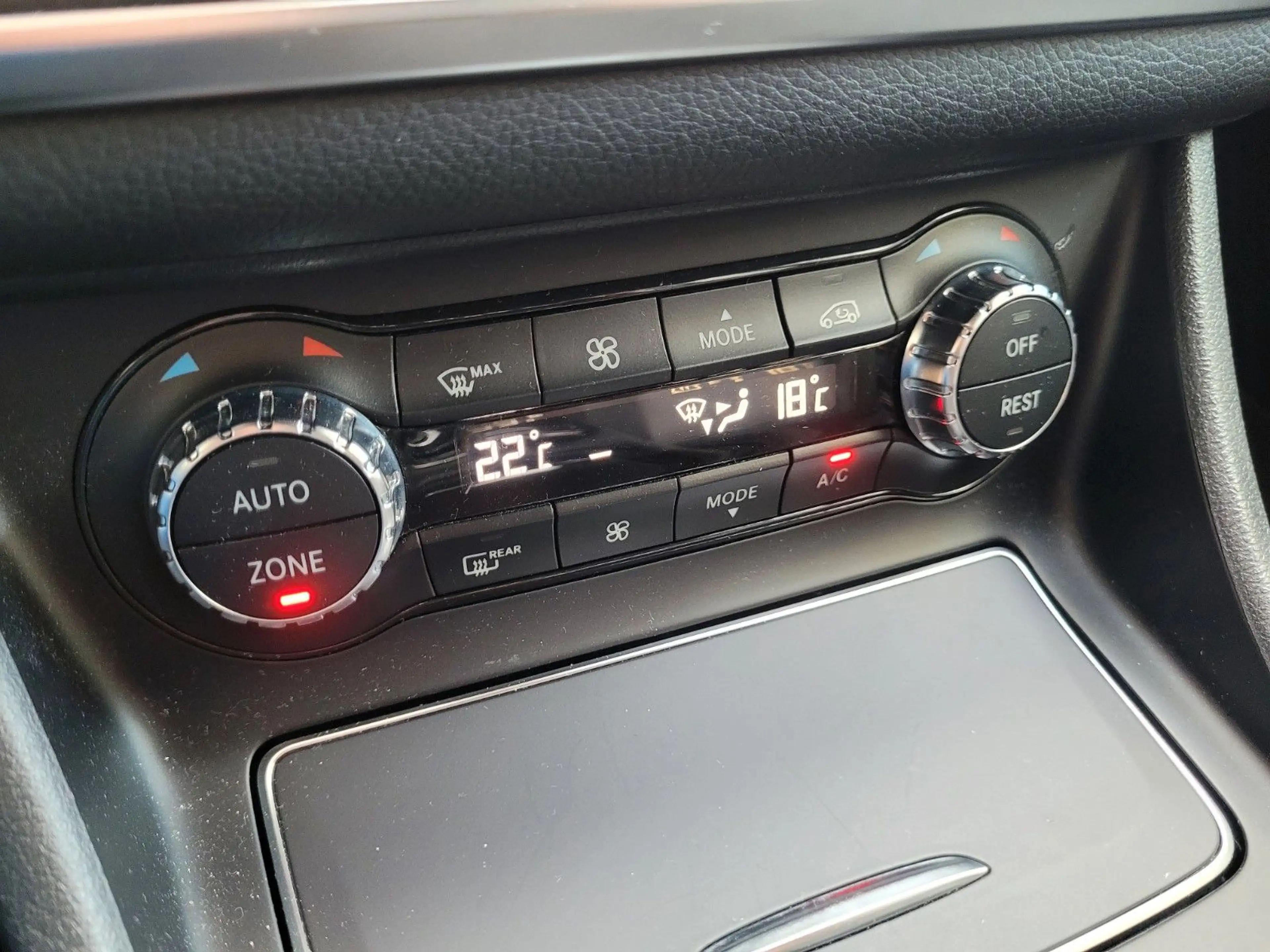 Mercedes-Benz GLA 250 4Matic Urban/Leder/Comand/Sportsitze — photo 16