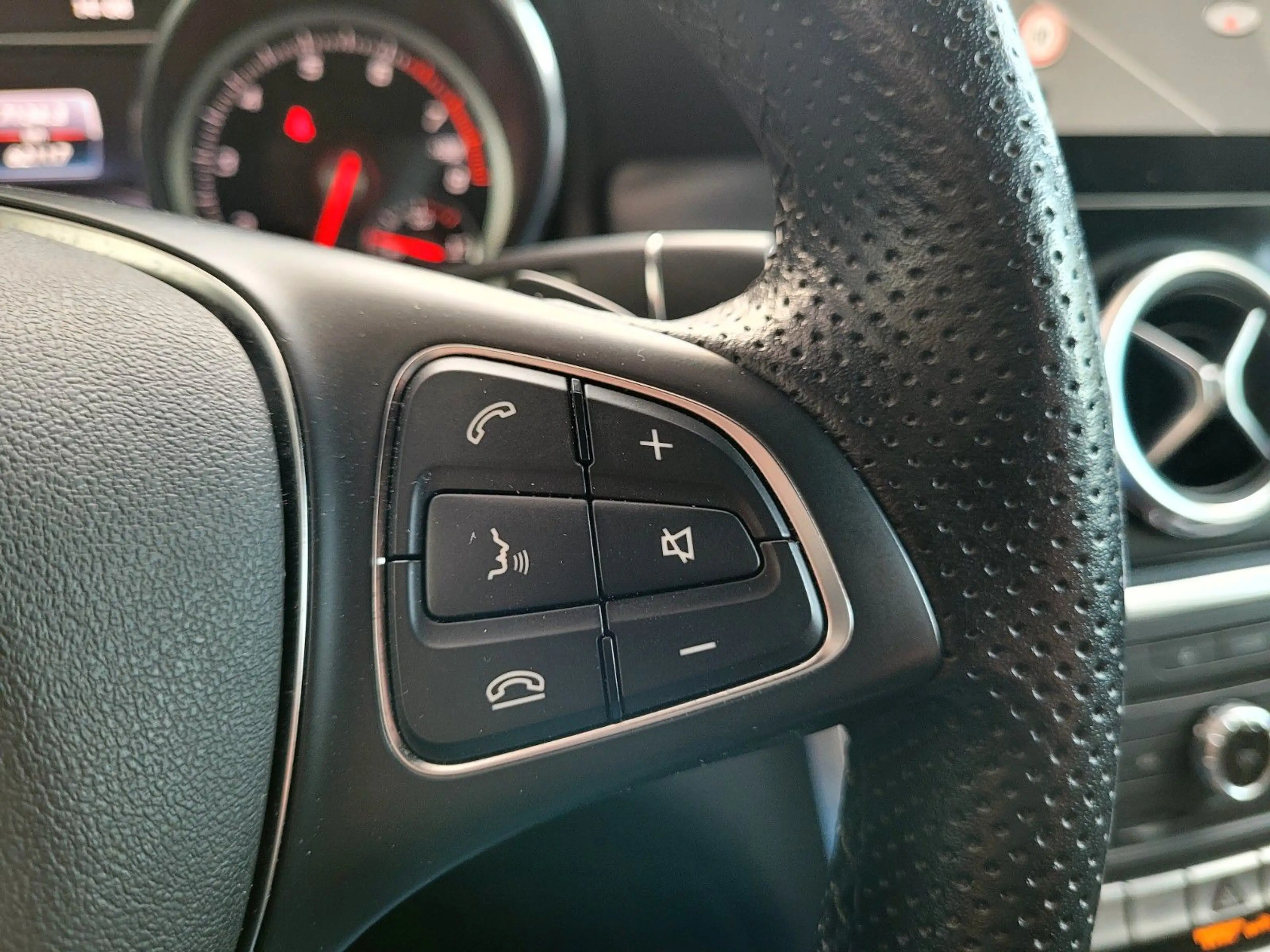 Mercedes-Benz GLA 250 4Matic Urban/Leder/Comand/Sportsitze — photo 22