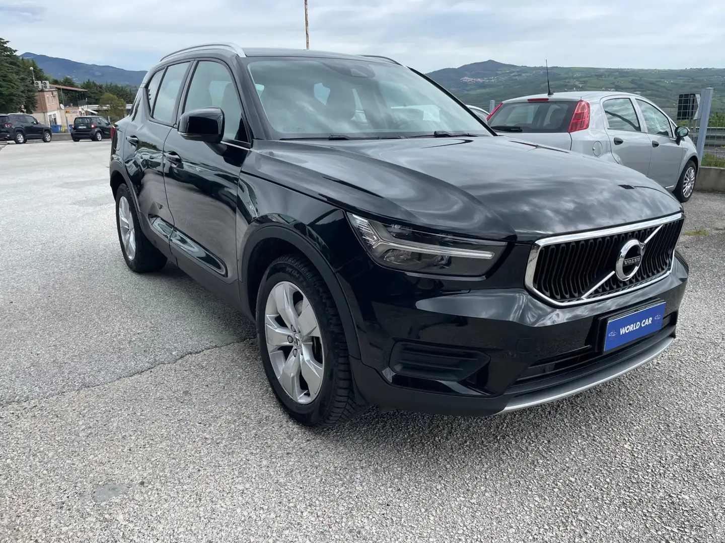 Volvo XC40 D4 AWD Geartronic Business Plus Noir - 1