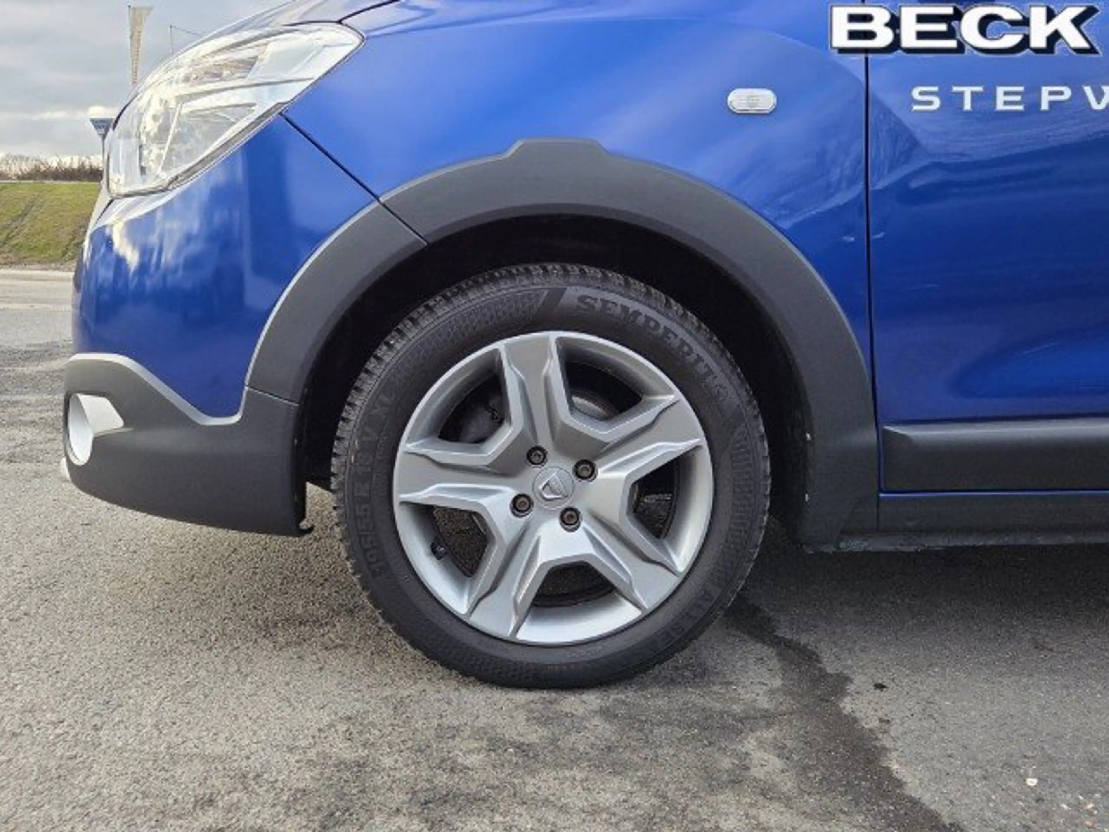 Dacia Lodgy Stepway Plus SCe 110 Eco-G | 7-Sitzer,Allwetter,LP — photo 4
