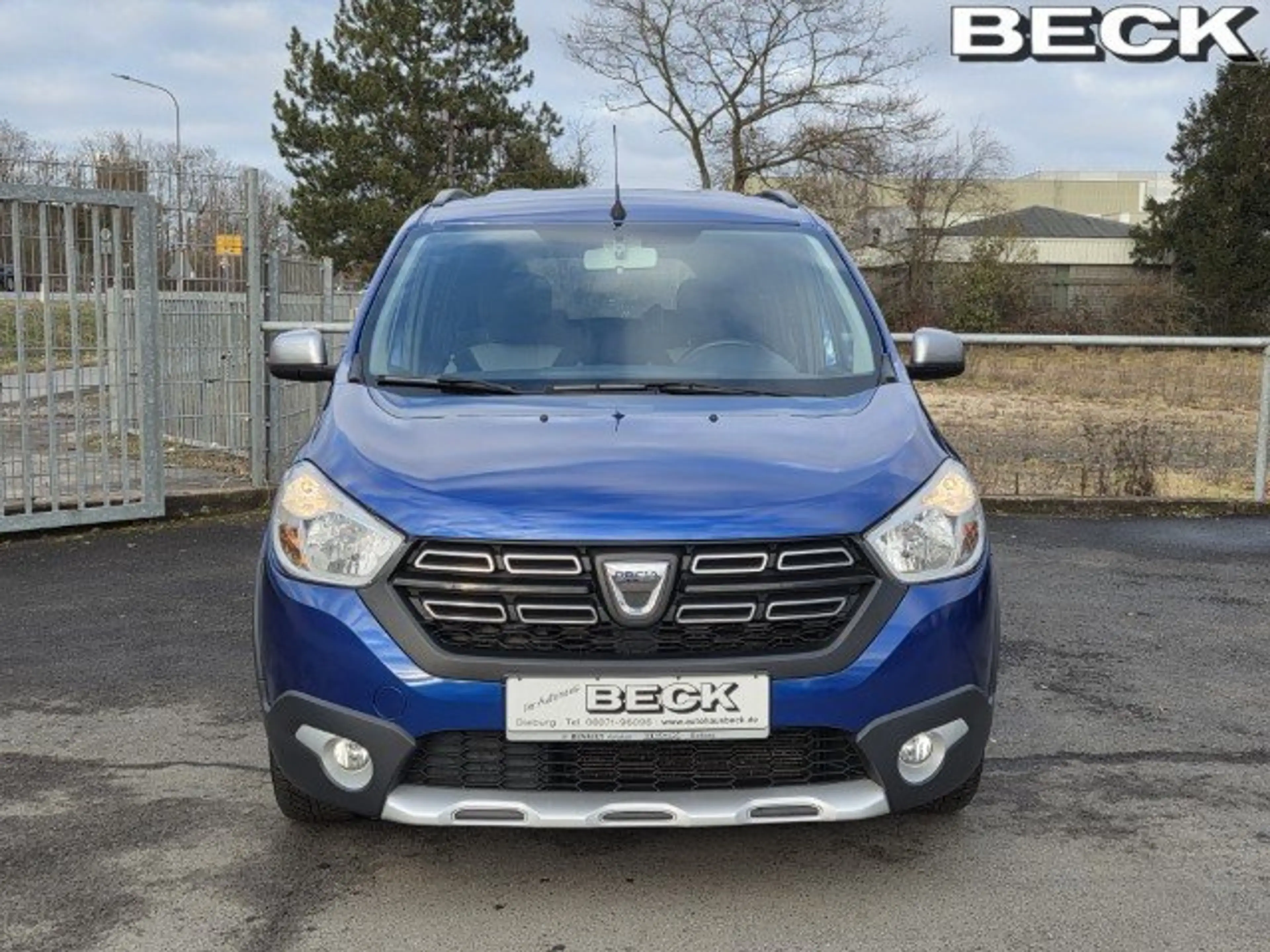 Dacia Lodgy Stepway Plus SCe 110 Eco-G | 7-Sitzer,Allwetter,LP — photo 2
