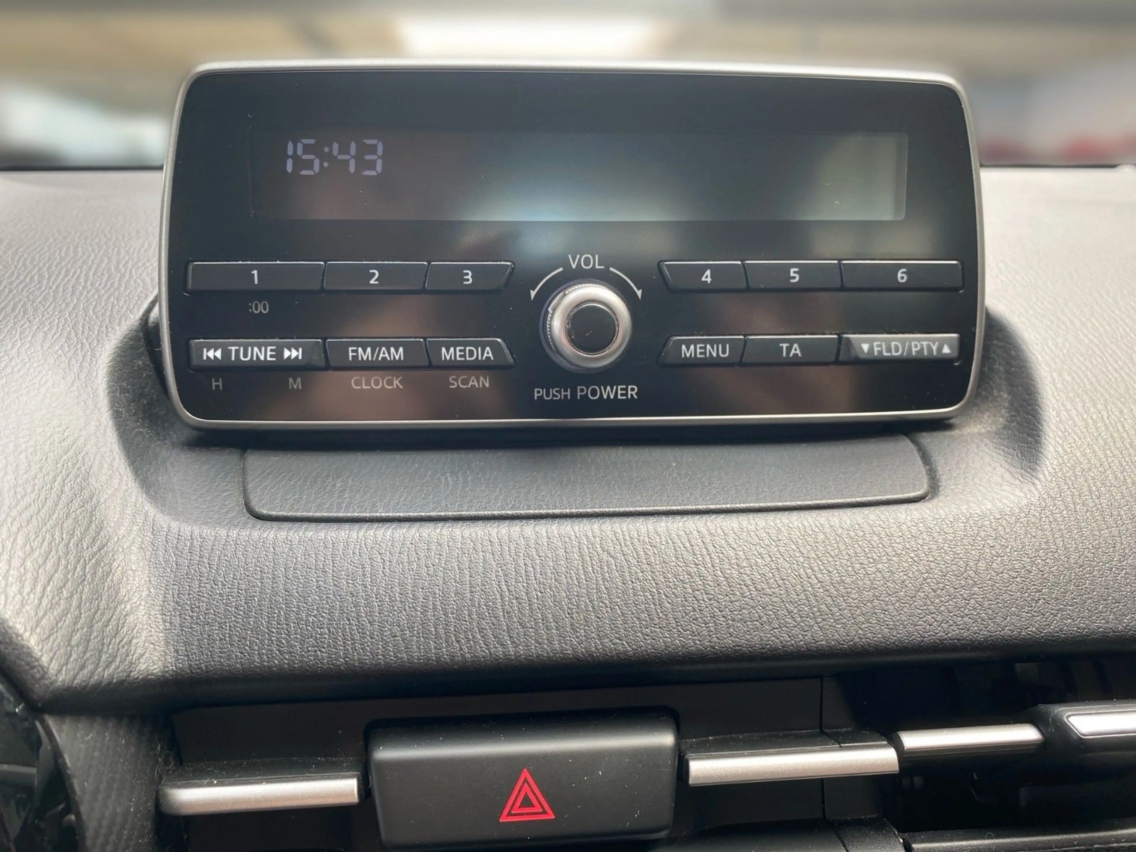 Mazda 2 1.5 SKYACTIV G 75 Center-Line — photo 15