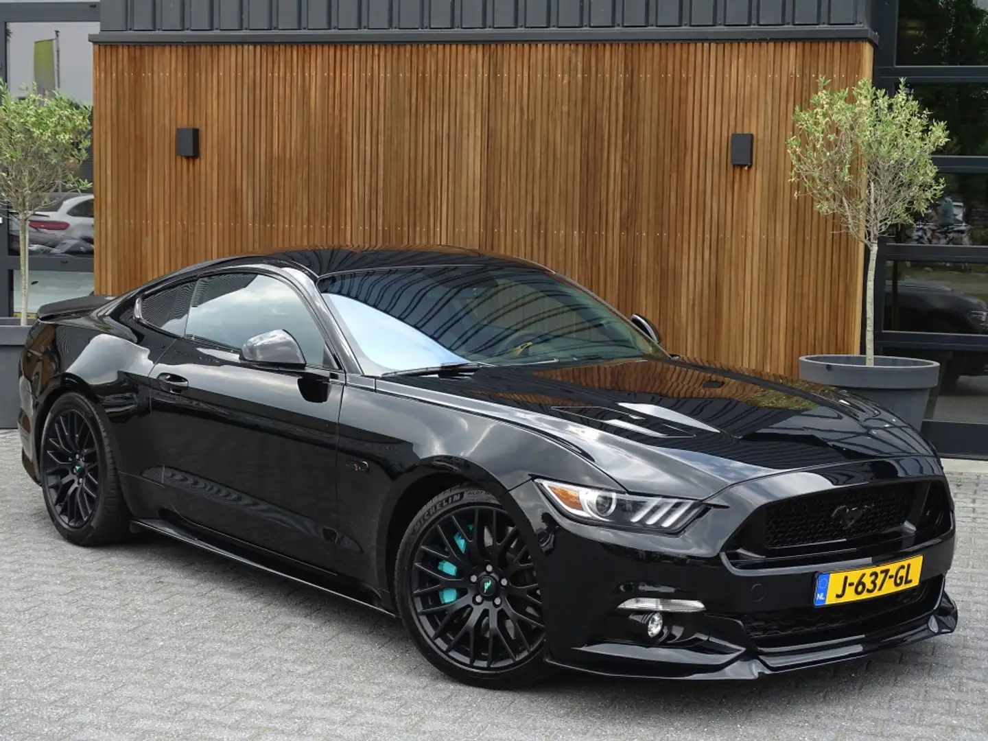 Ford Mustang Fastback 5.0 V8 422PK GT / Carbon / 2017 / LED Schwarz - 2