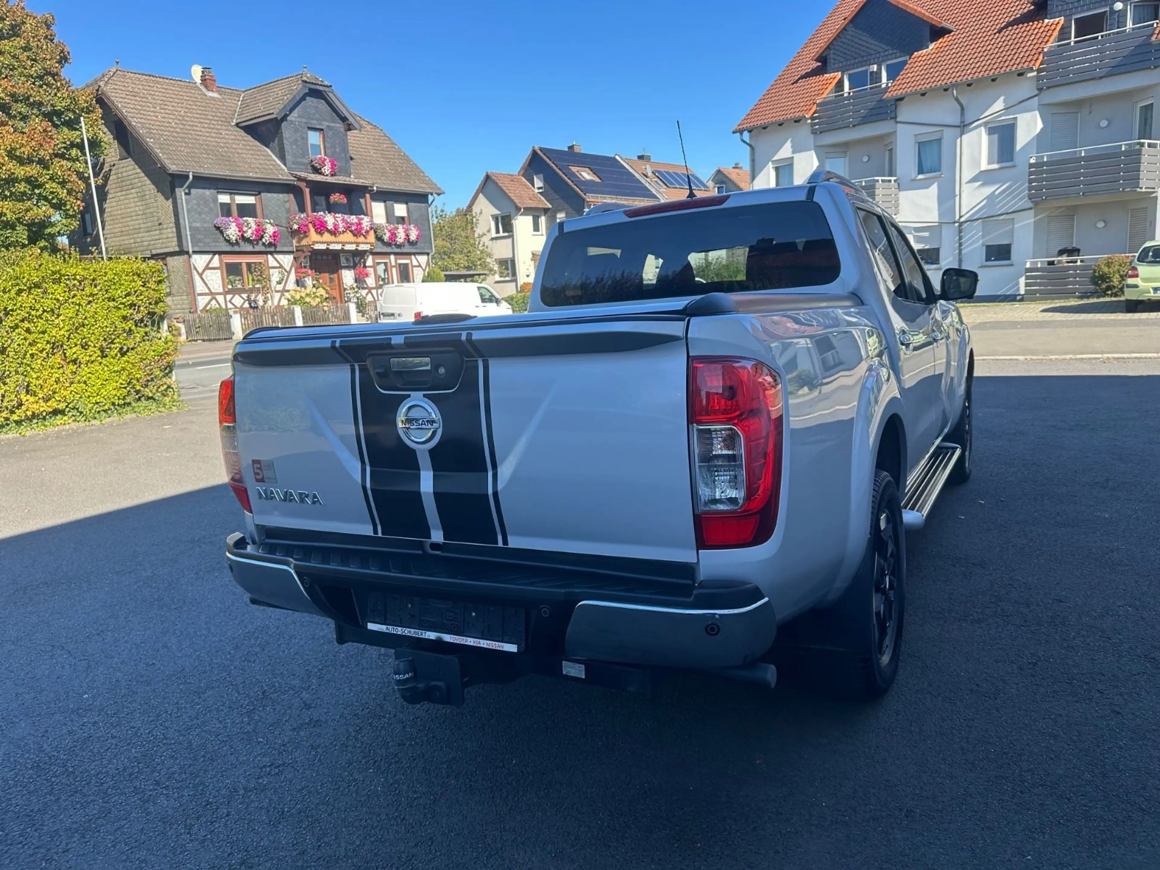 Nissan Navara NP300 Tekna Double Cab 4x4 — photo 3