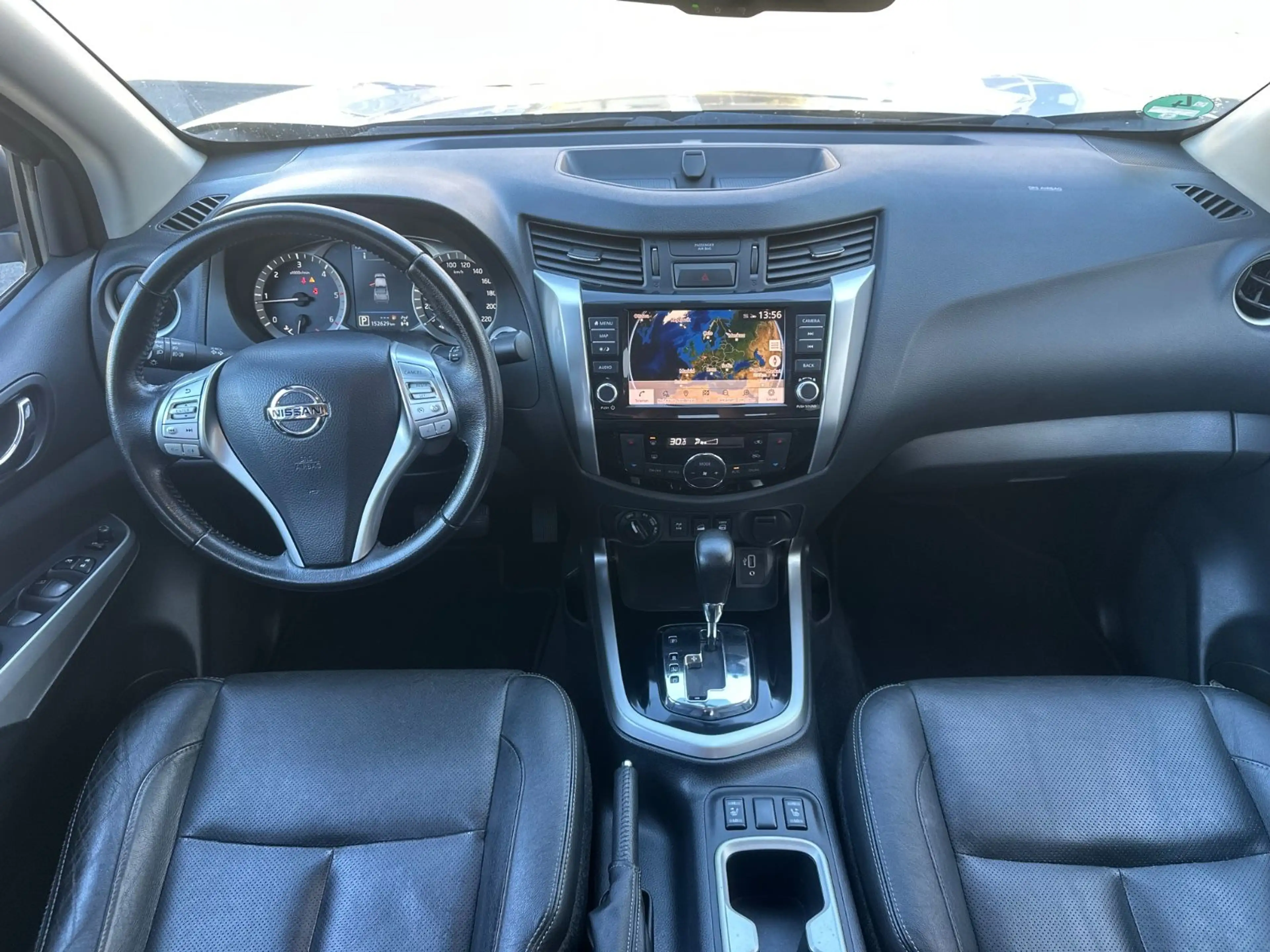 Nissan Navara NP300 Tekna Double Cab 4x4 — photo 14