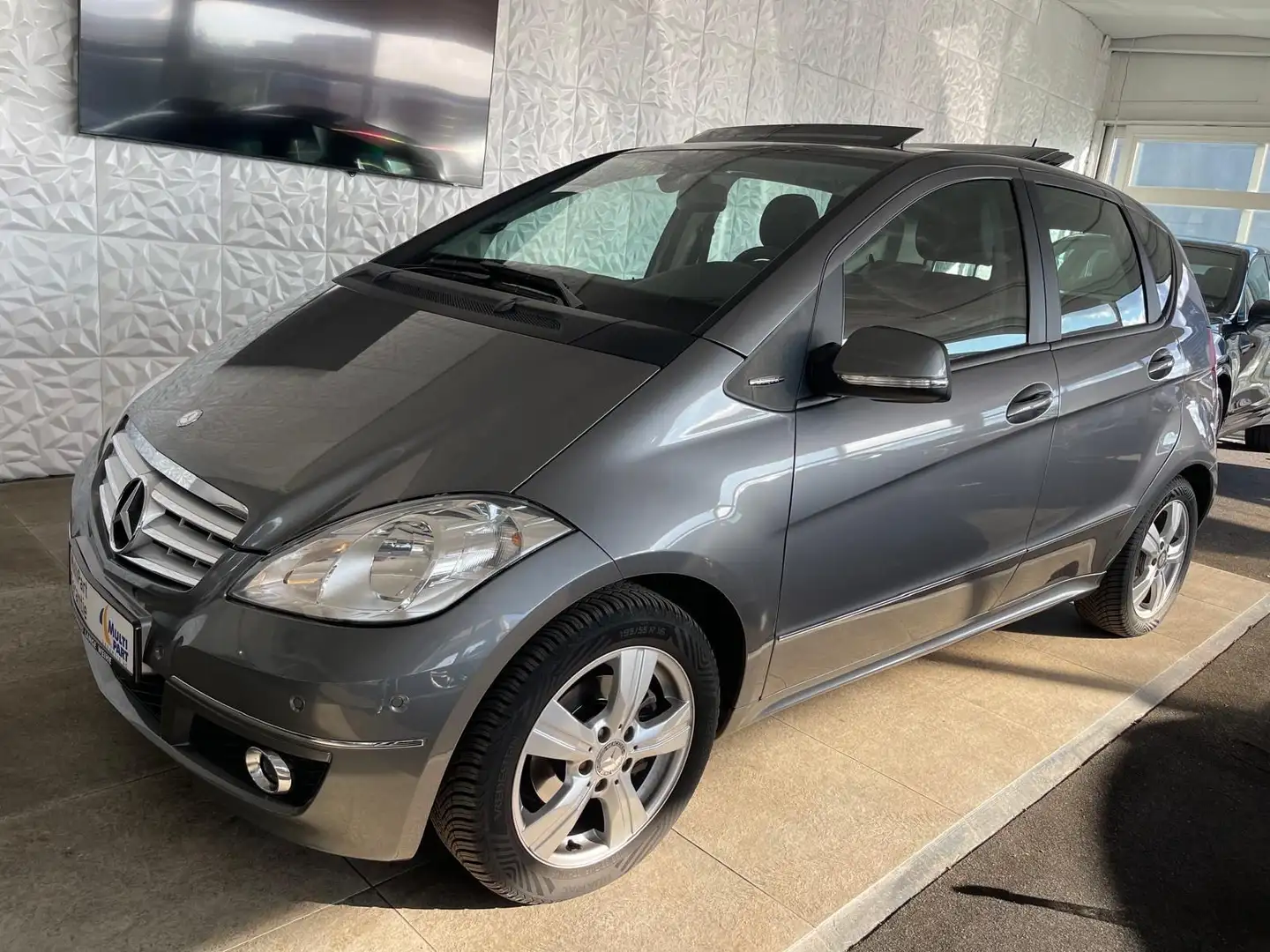 Mercedes-Benz A 200 Avantgarde Navi PDC Tempomat Sitzheiz. Grau - 1