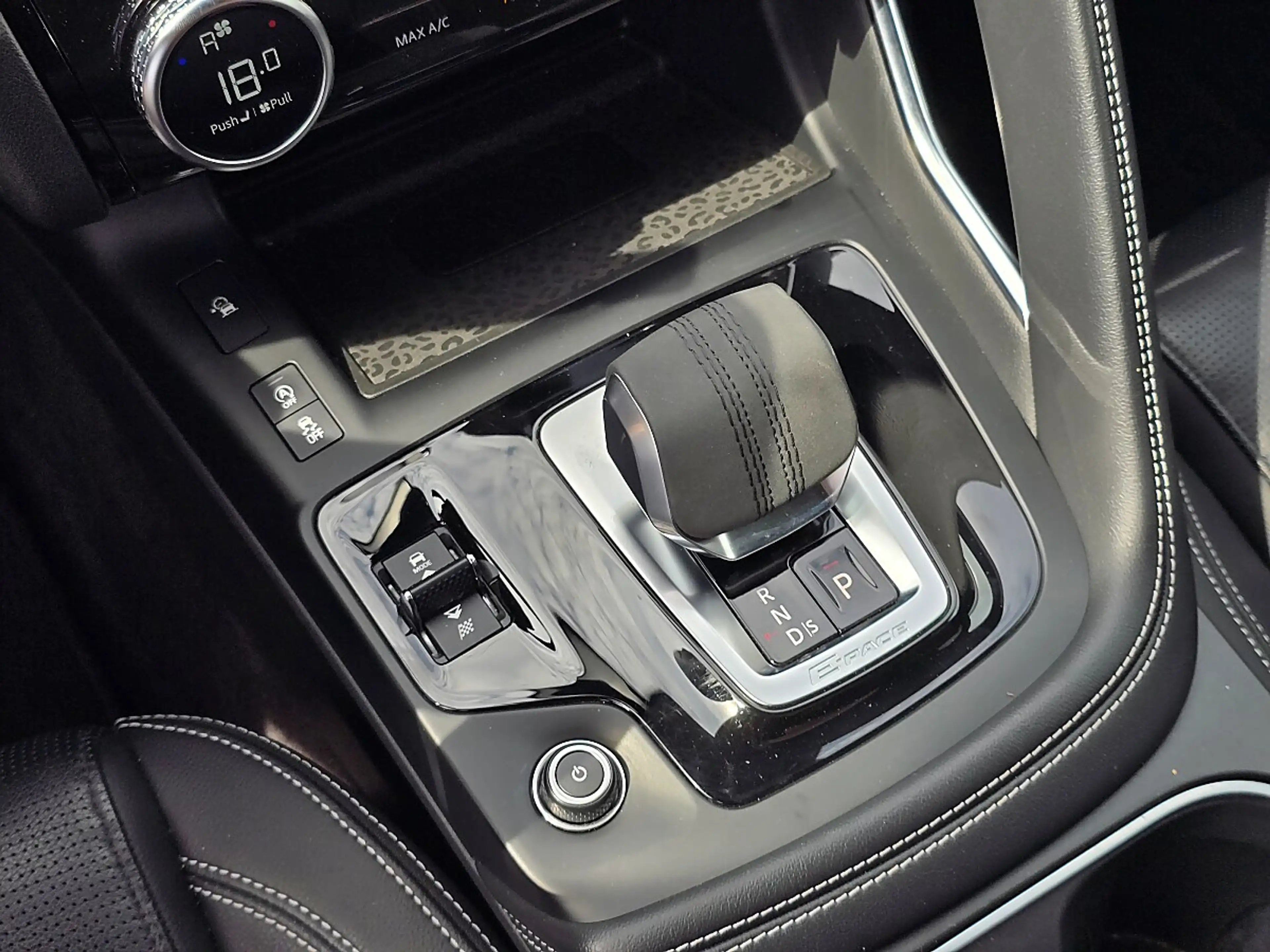 Jaguar E-Pace 2.0DI4 D165 AWD R-Dynamic SE Aut. — photo 15