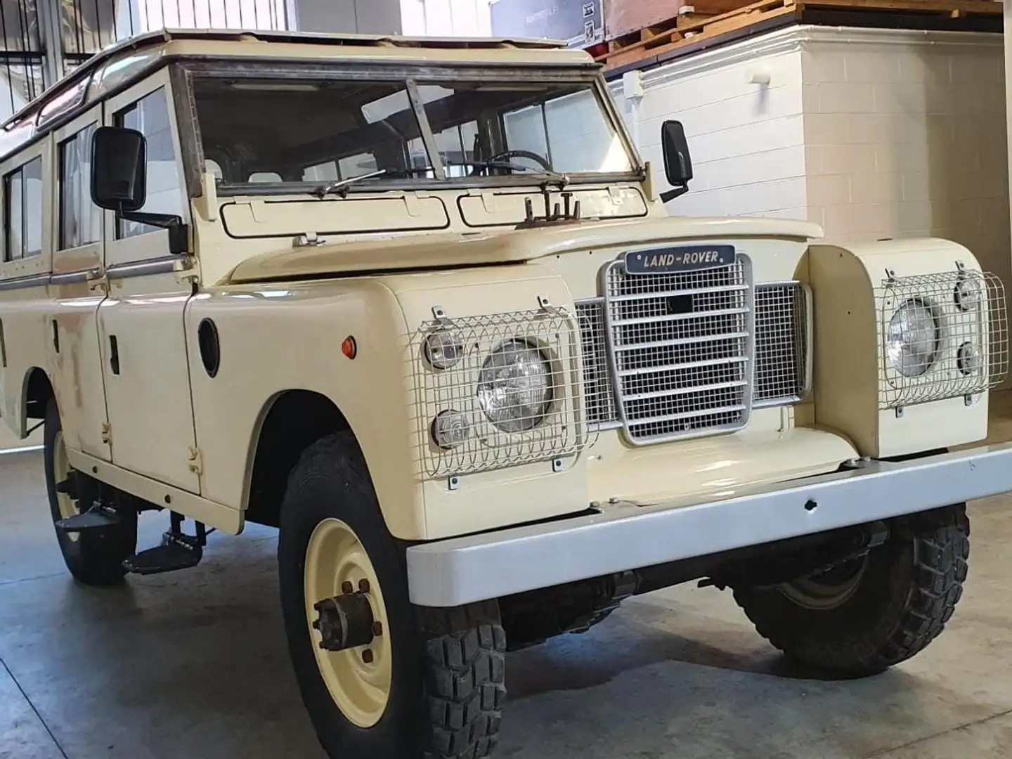 Land Rover Series 109 2A, 6 cilindri benzina Aria Cond Trasformabile Bej - 1