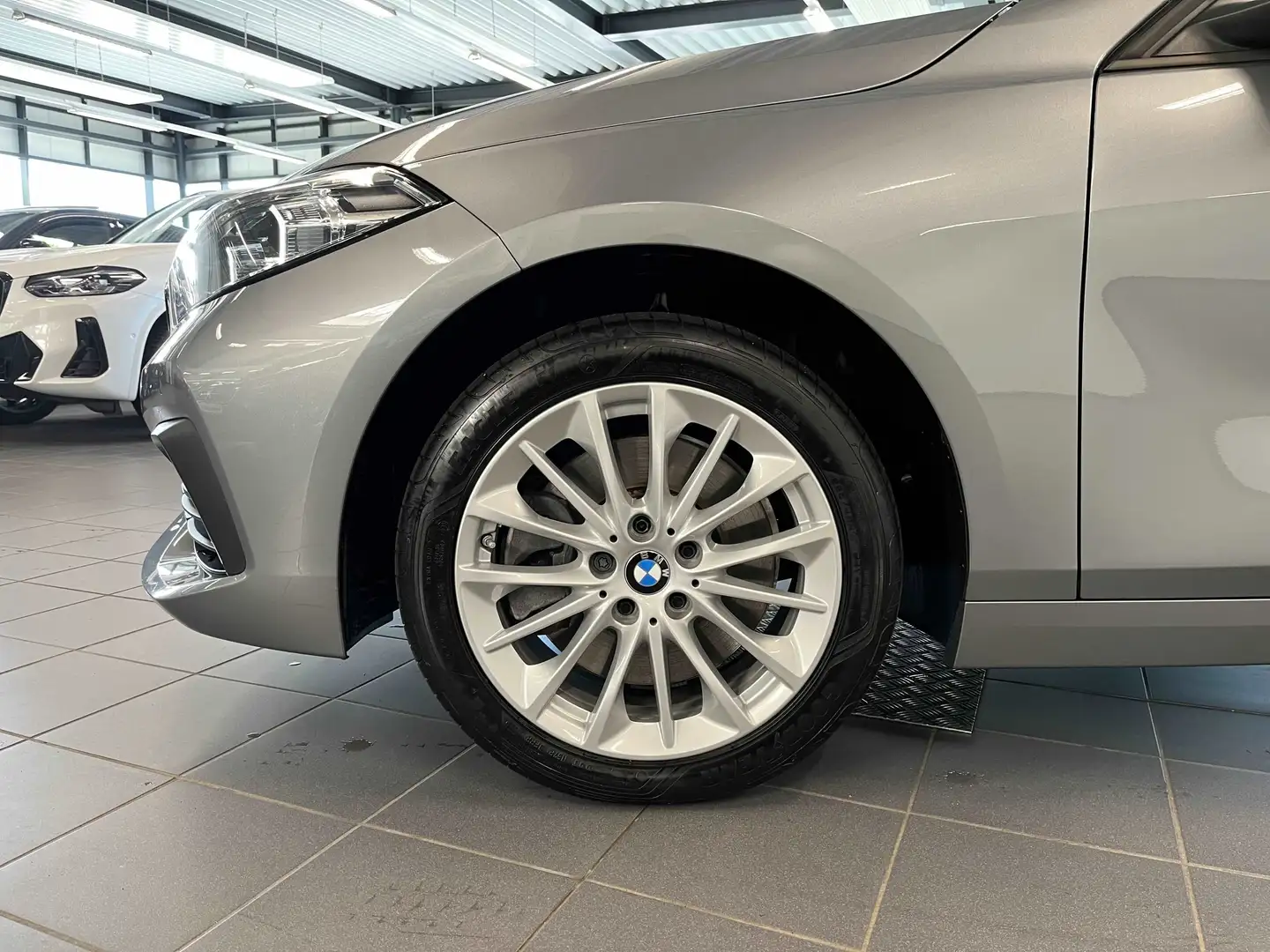 BMW 120 i NAVI LED PDC V+H DAB Tempomat Sitzheiz. LM Grijs - 2