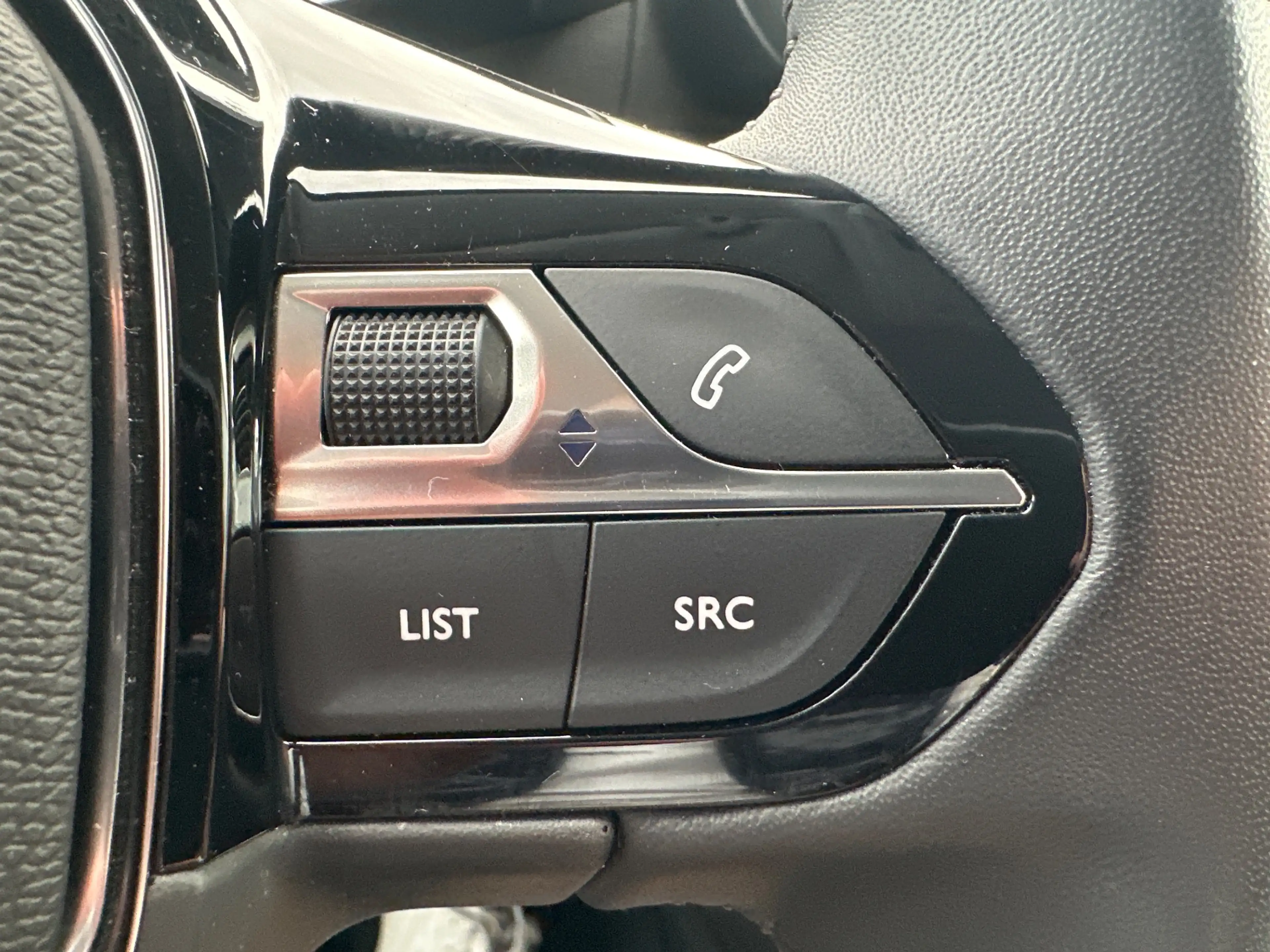Peugeot 208 1.2 Allure PureTech LED+KAM+ACC+SHZ+KEYLESS+PDC — photo 14