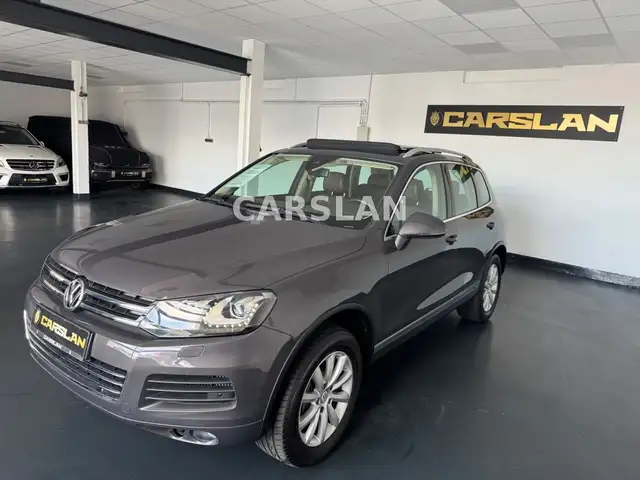 Volkswagen Touareg view 4