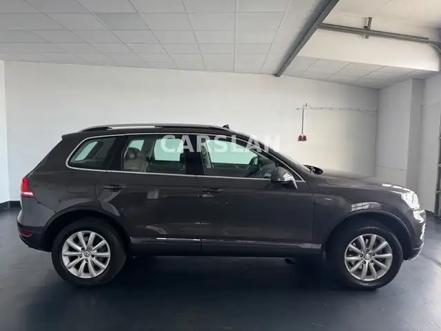 Volkswagen Touareg view 8