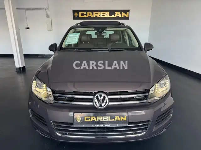 Volkswagen Touareg view 3