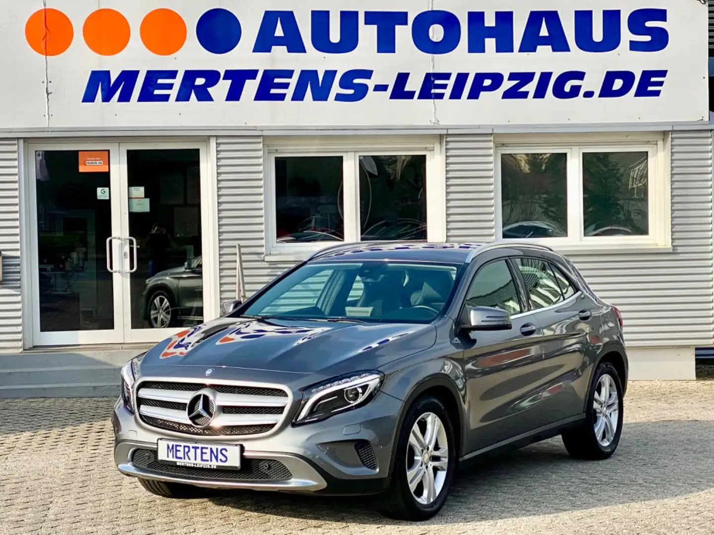 Mercedes-Benz GLA 180 Urban 7G Xenon Navi PDC SHZ Temp Parkass Grau - 1
