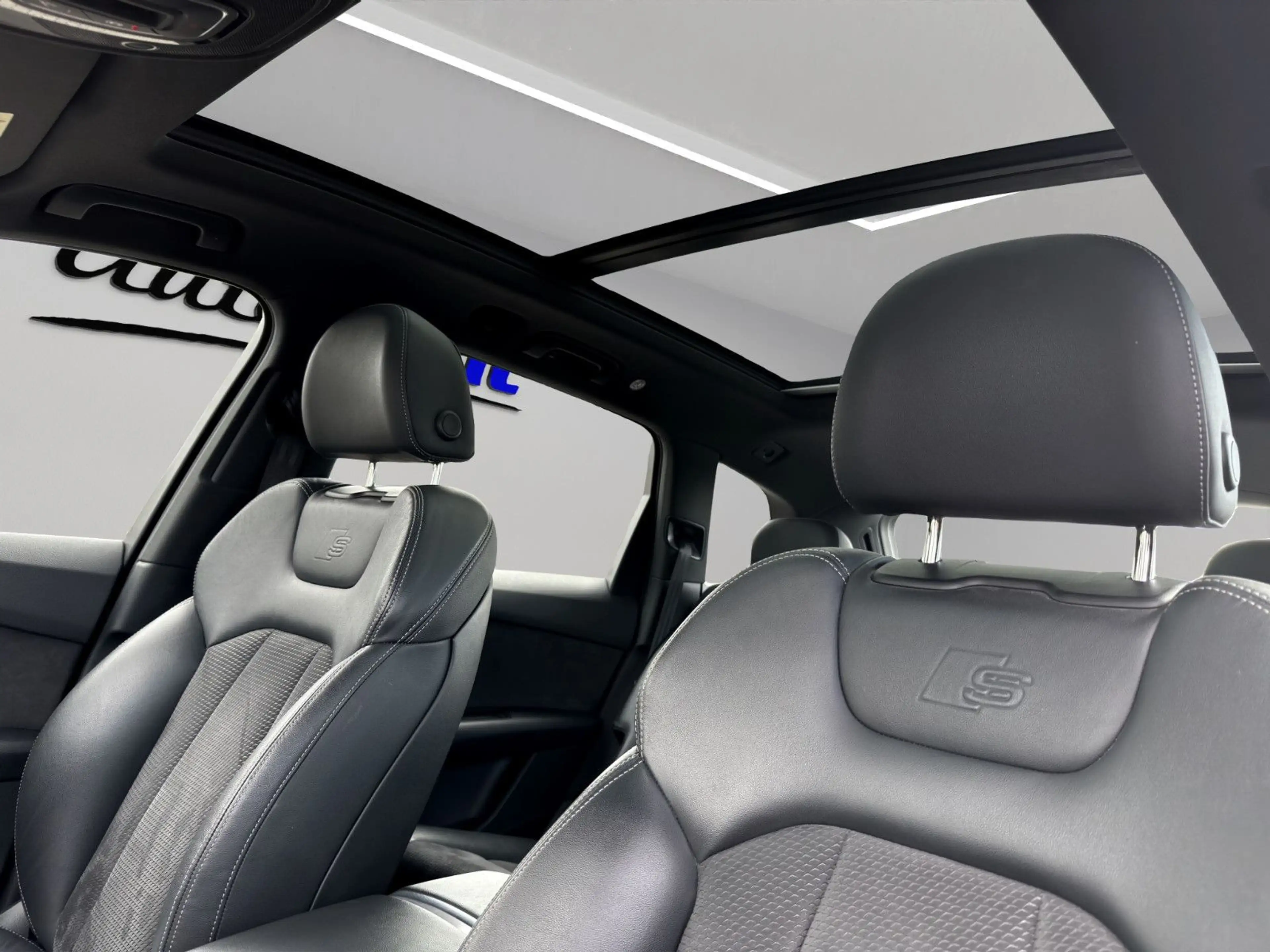Audi Q7 60 TFSI S-LINE BLACK PANO LUFT — photo 14
