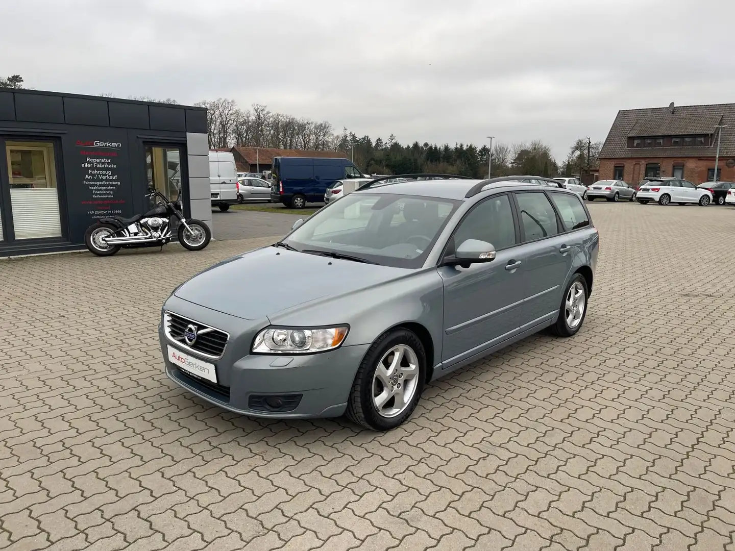 Volvo V50 DRIVe Momentum 2HD Leder BI-Xenon 2HD Grau - 1