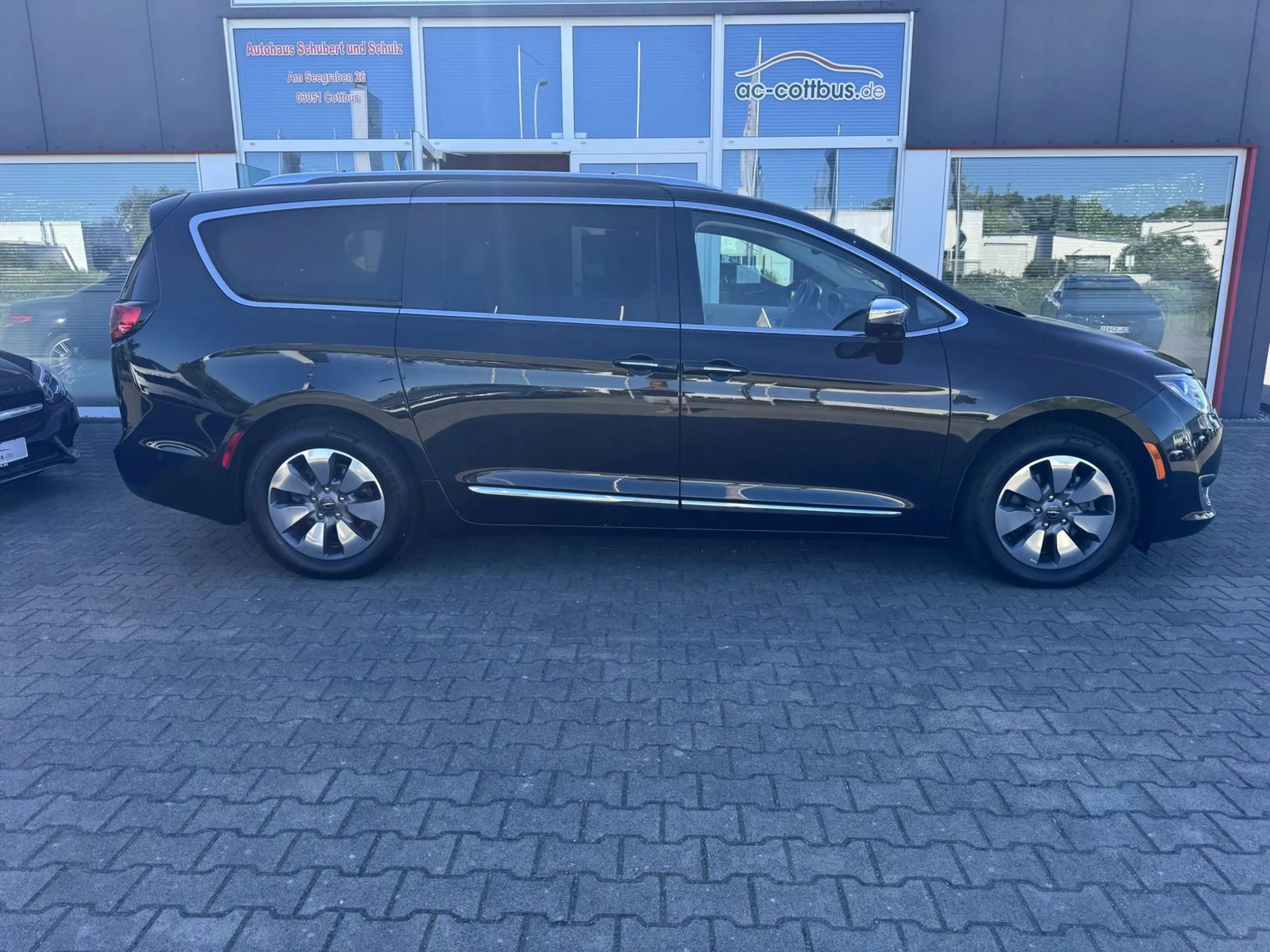 Chrysler Pacifica 3.6 V6 PHEV Limited 7-Sitze AHK Voll! — photo 2