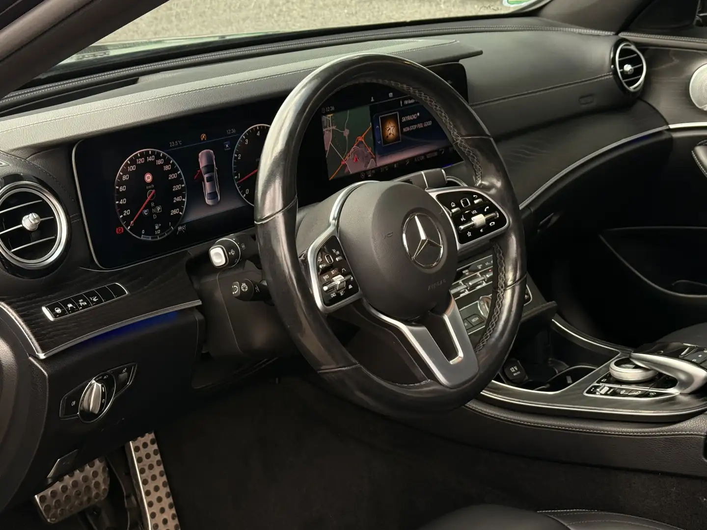 Mercedes-Benz E 200 Premium Plus Designo | AMG | Pano | Burmester | 36 Zwart - 2