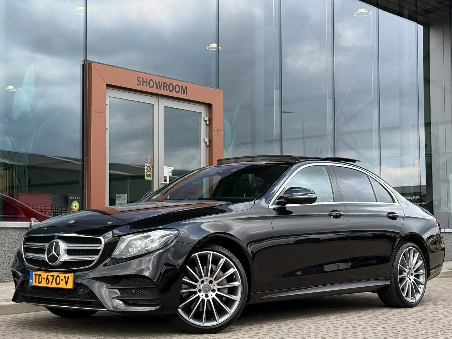 Mercedes-Benz E 200 Premium Plus Designo | AMG | Pano | Burmester | 36 Zwart - 1