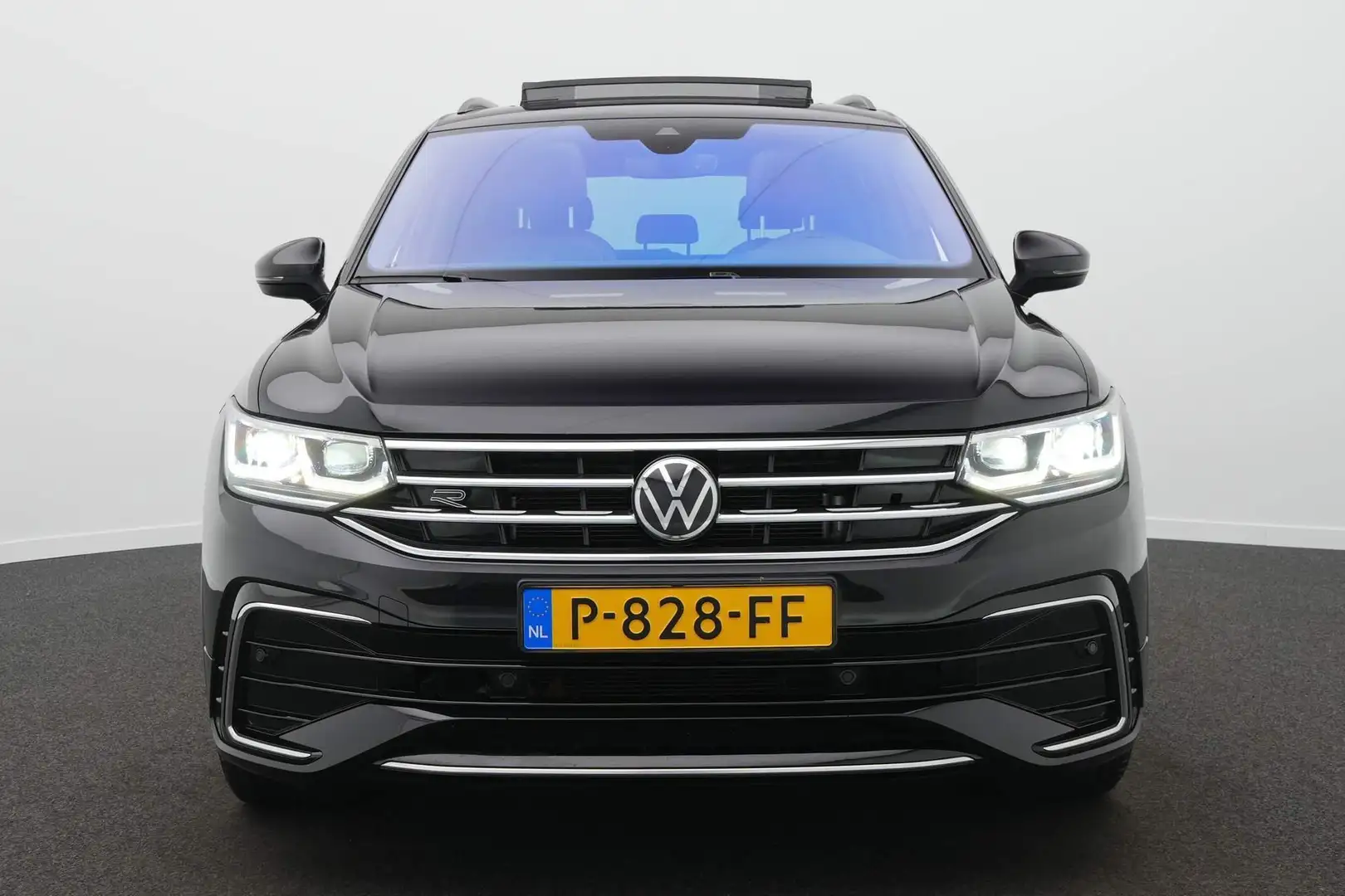 Volkswagen Tiguan 1.5 TSI R-Line Adaptieve Cruise | Camera | Panoram Zwart - 2