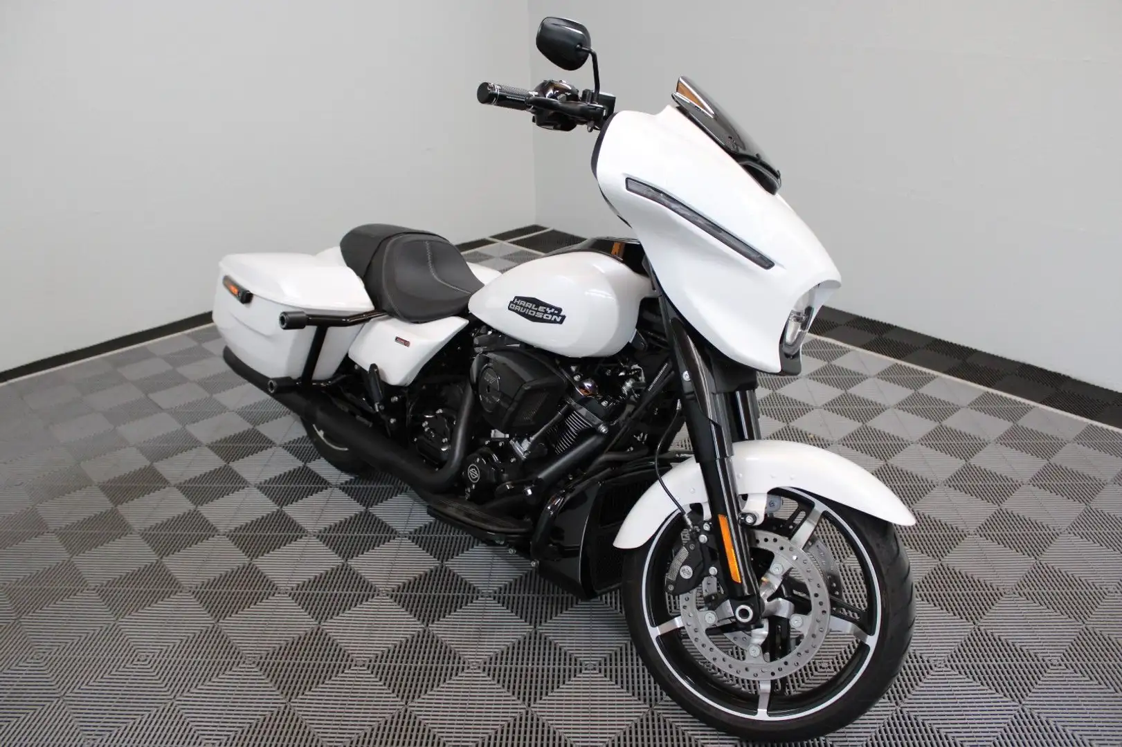 Harley-Davidson Street Glide 117 APE White Onyx Pearl 5HD Alb - 2