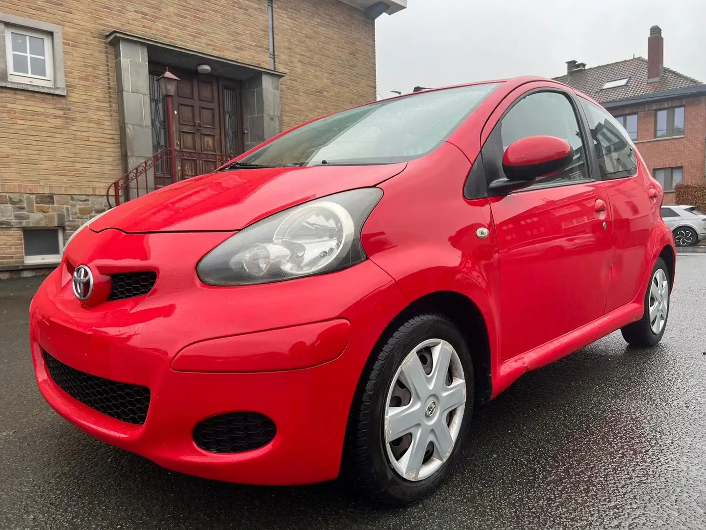 Toyota Aygo Aygo 1.0i VVT-i Car Dance MMT Rood - 1