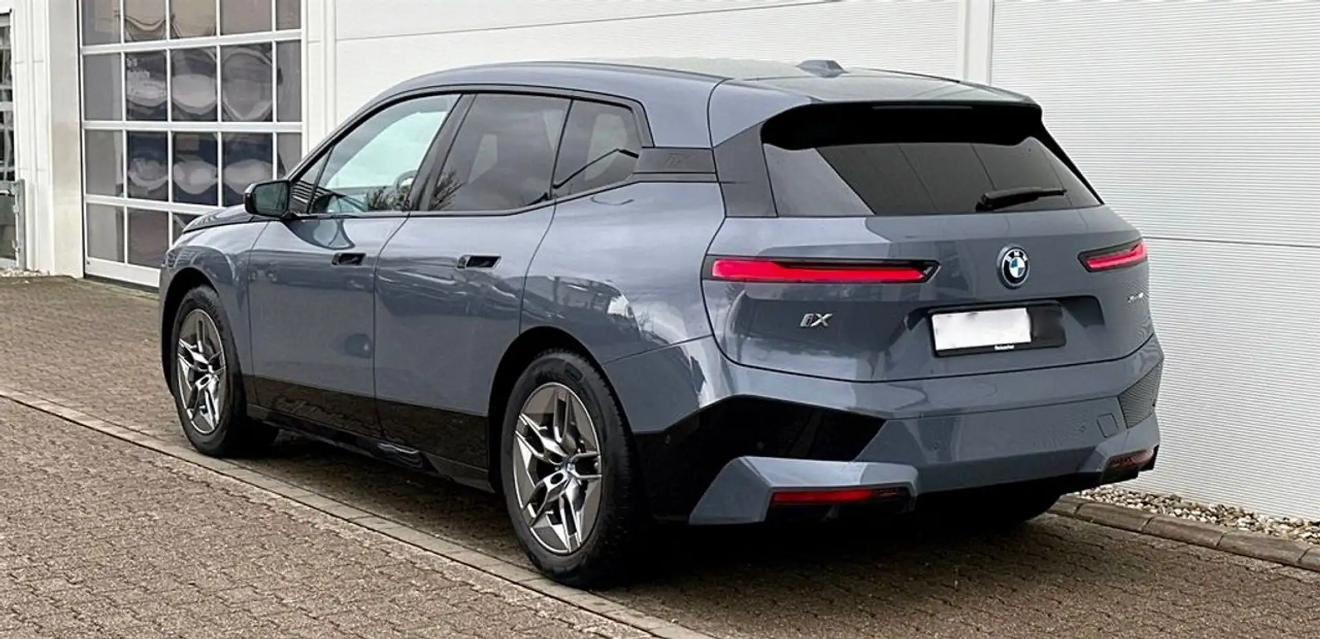 BMW iX xDrive 40 Blau - 2